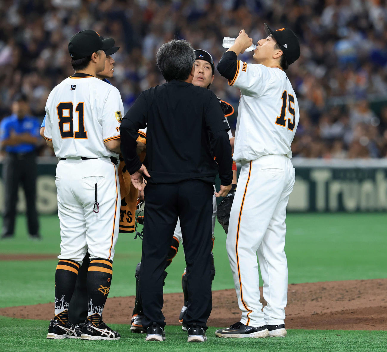 巨人対DeNA 8回表DeNAの攻撃で登板した大勢（右）は、タイムを取って水を飲む（撮影・浅見桂子）