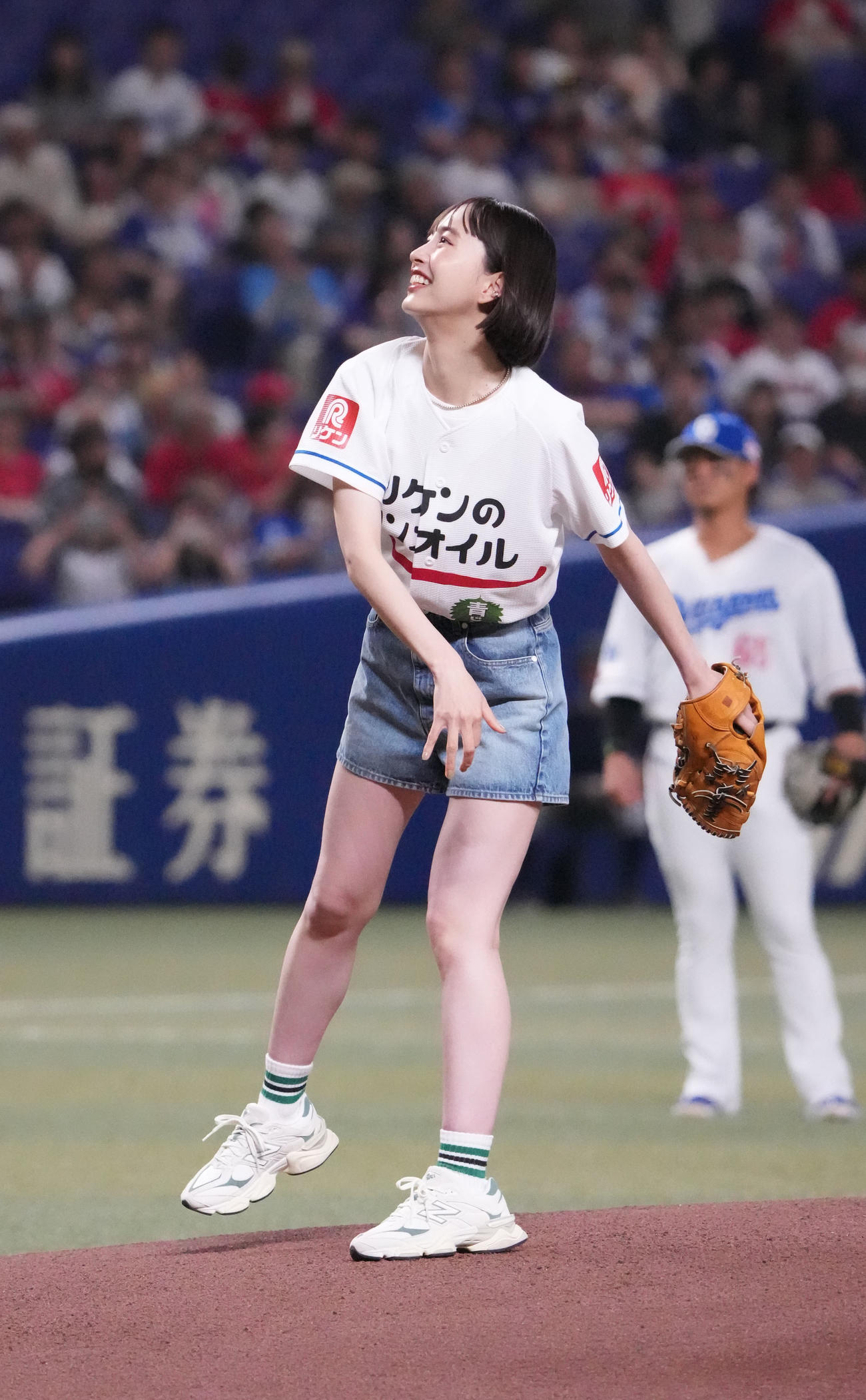 中日対広島　試合前、始球式を行う井桁弘恵（撮影・森本幸一）