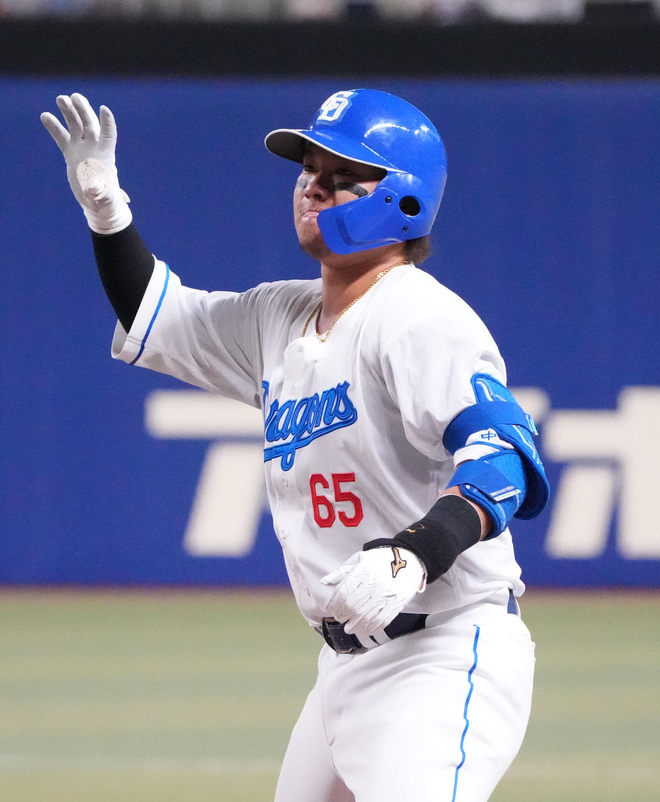 中日対広島　3回裏中日2死一、二塁、右前適時打を放ちベンチへアピールする佐藤（撮影・森本幸一）