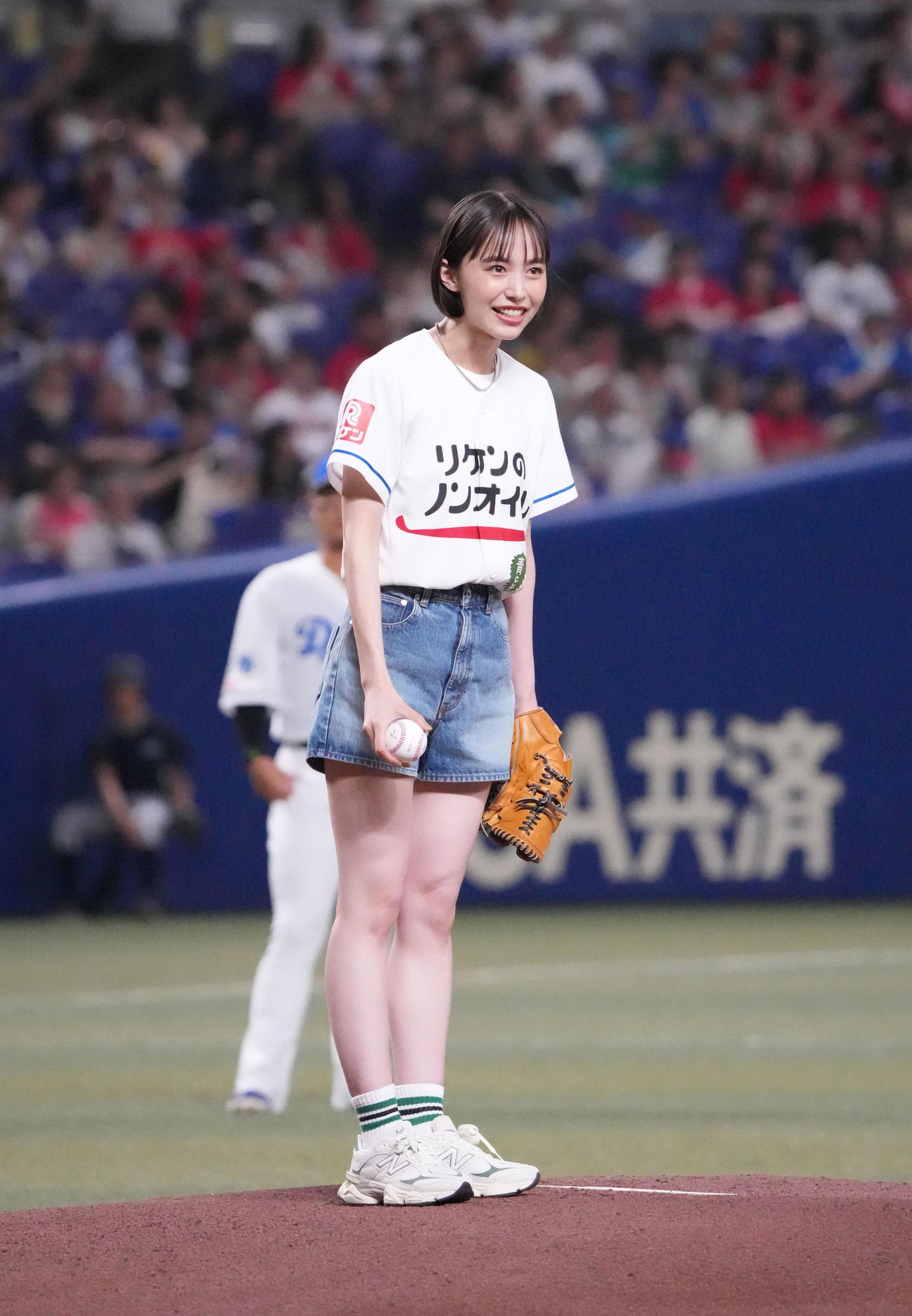 中日対広島　試合前、始球式を行う井桁弘恵（撮影・森本幸一）