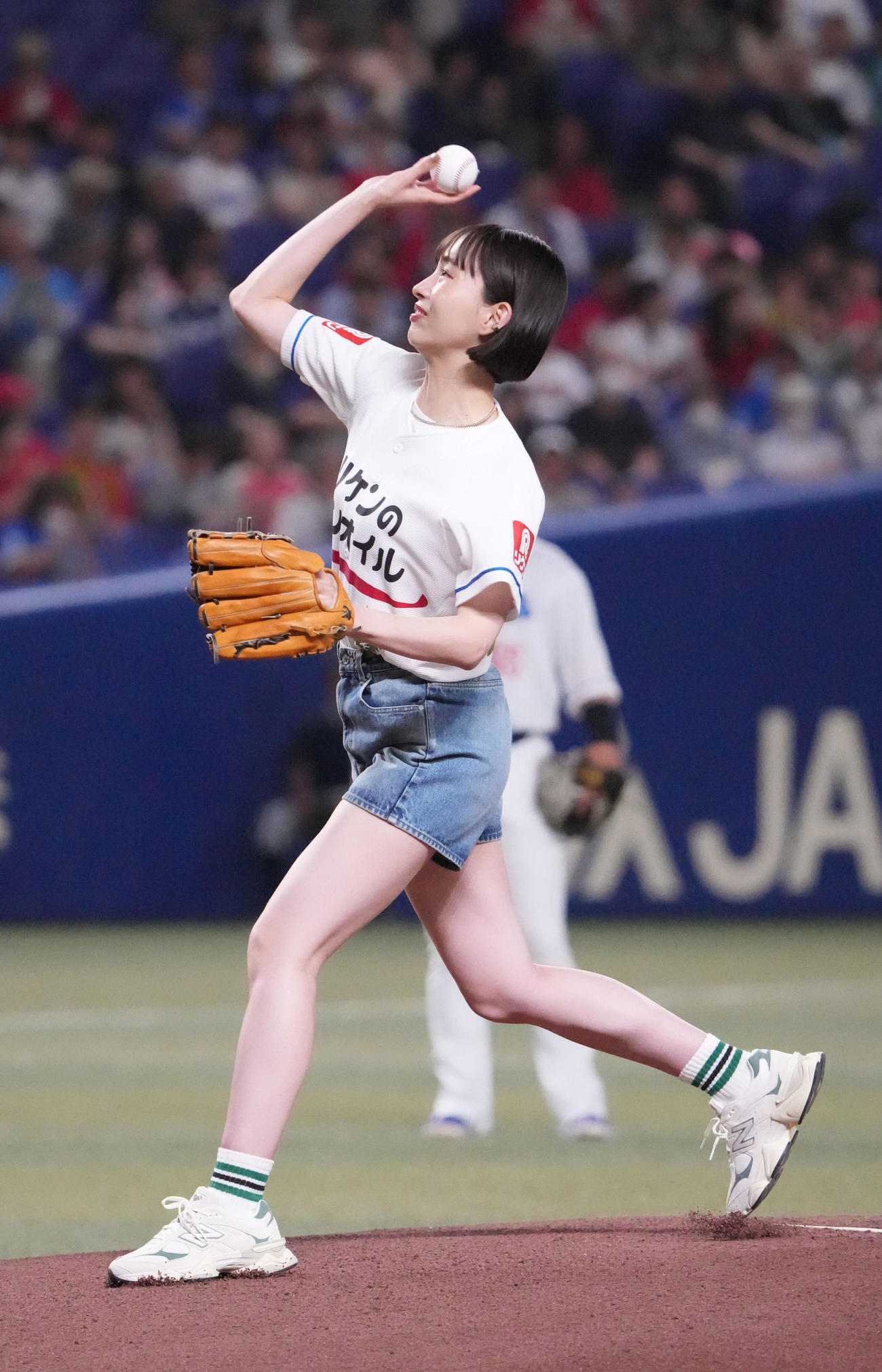 中日対広島　試合前、始球式を行う井桁弘恵（撮影・森本幸一）