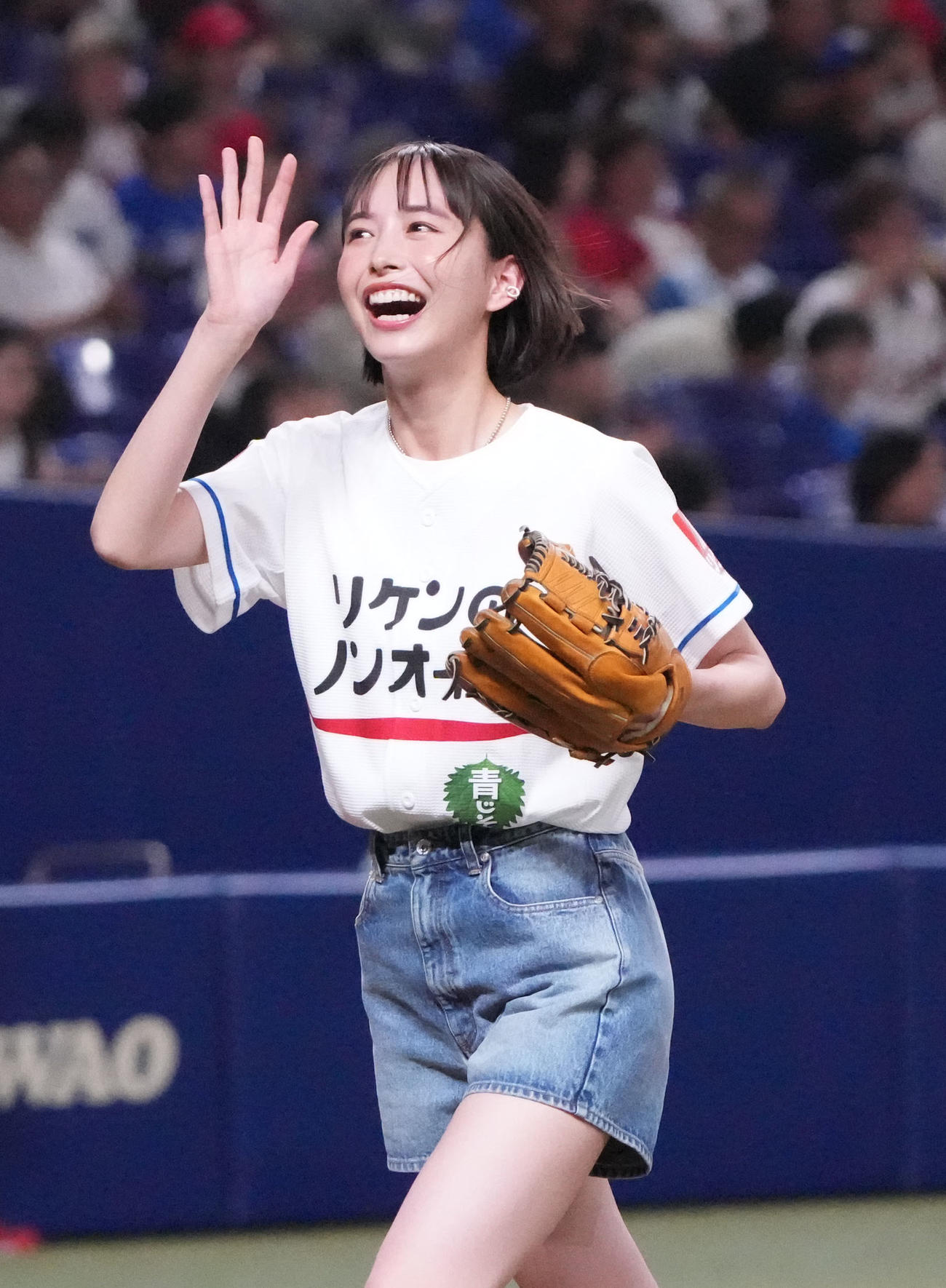 中日対広島　試合前、始球式を行った井桁弘恵（撮影・森本幸一）
