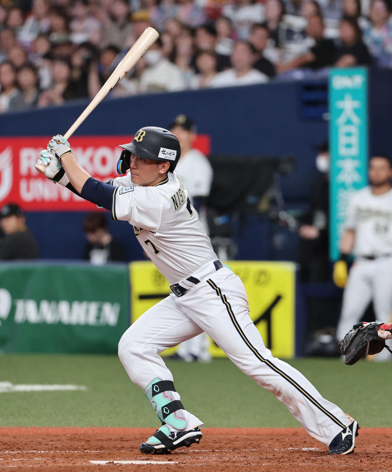 オリックス対楽天　4回裏オリックス1死満塁、西川は左へ2点適時打を放つ（撮影・西尾就之）
