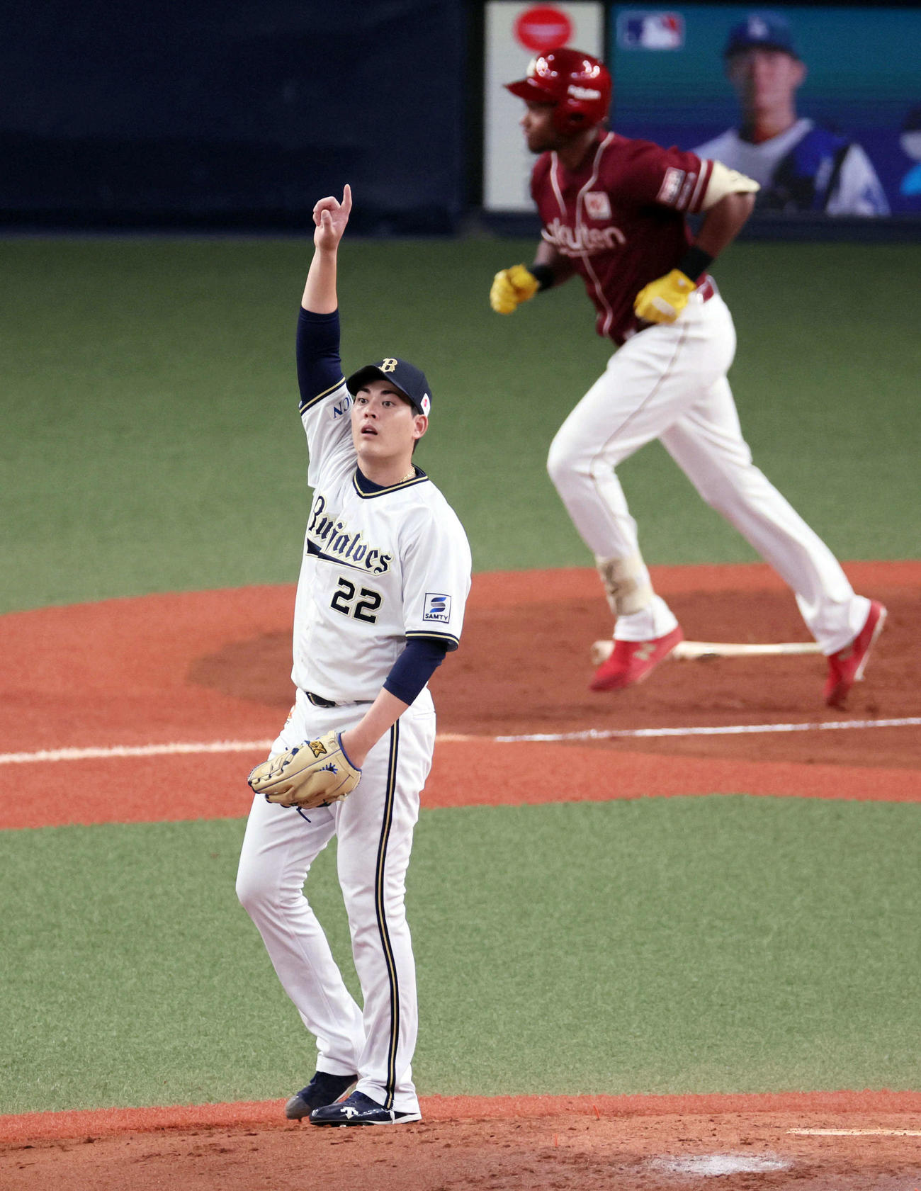 オリックス対楽天　4回表楽天無死九里亜蓮はオスカー・ゴンザレスの飛球を指さす（撮影・宮崎幸一）