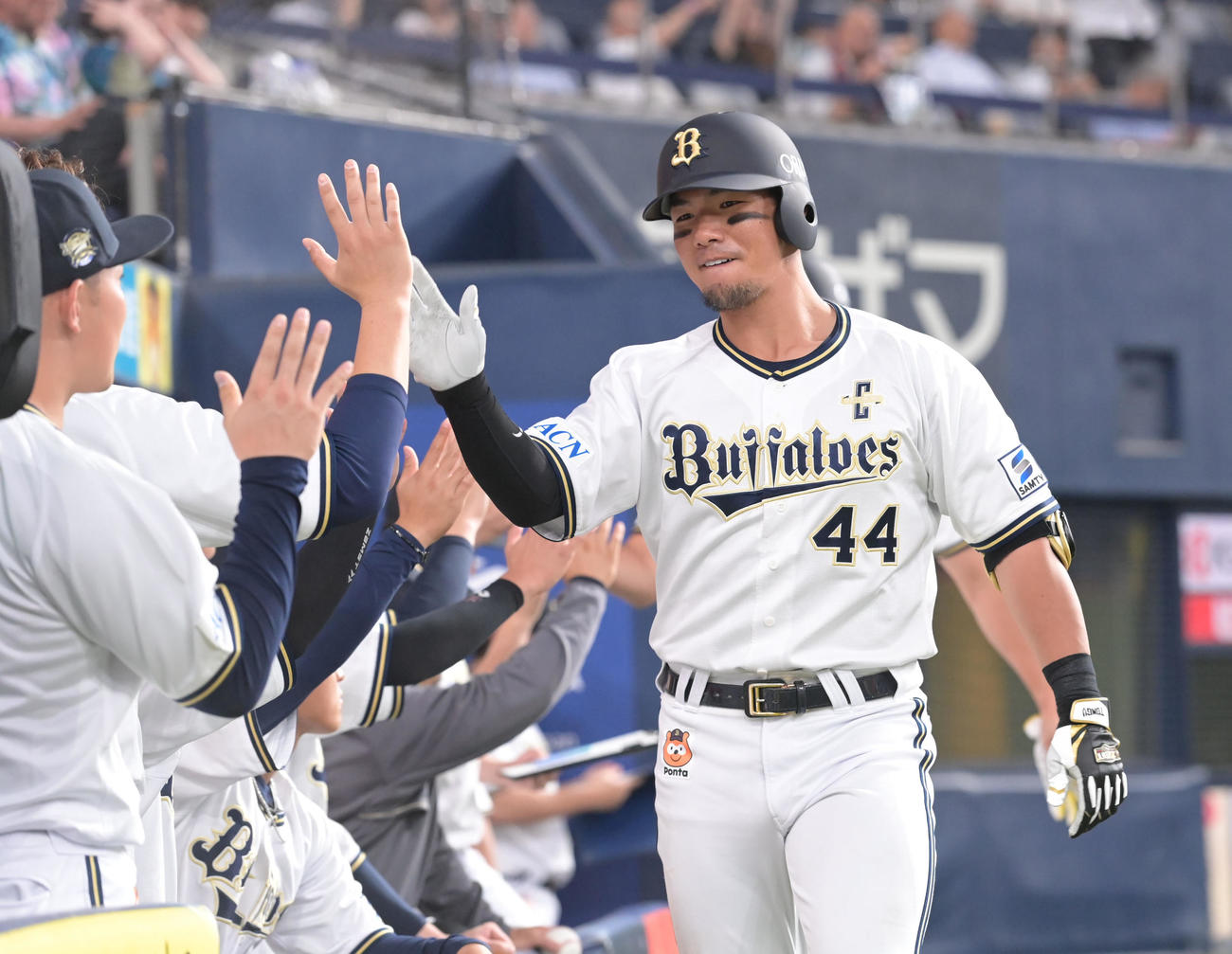 オリックス対楽天　5回裏オリックス無死一塁、左越え本塁打を放った頓宮はナインとタッチ（撮影・和賀正仁）