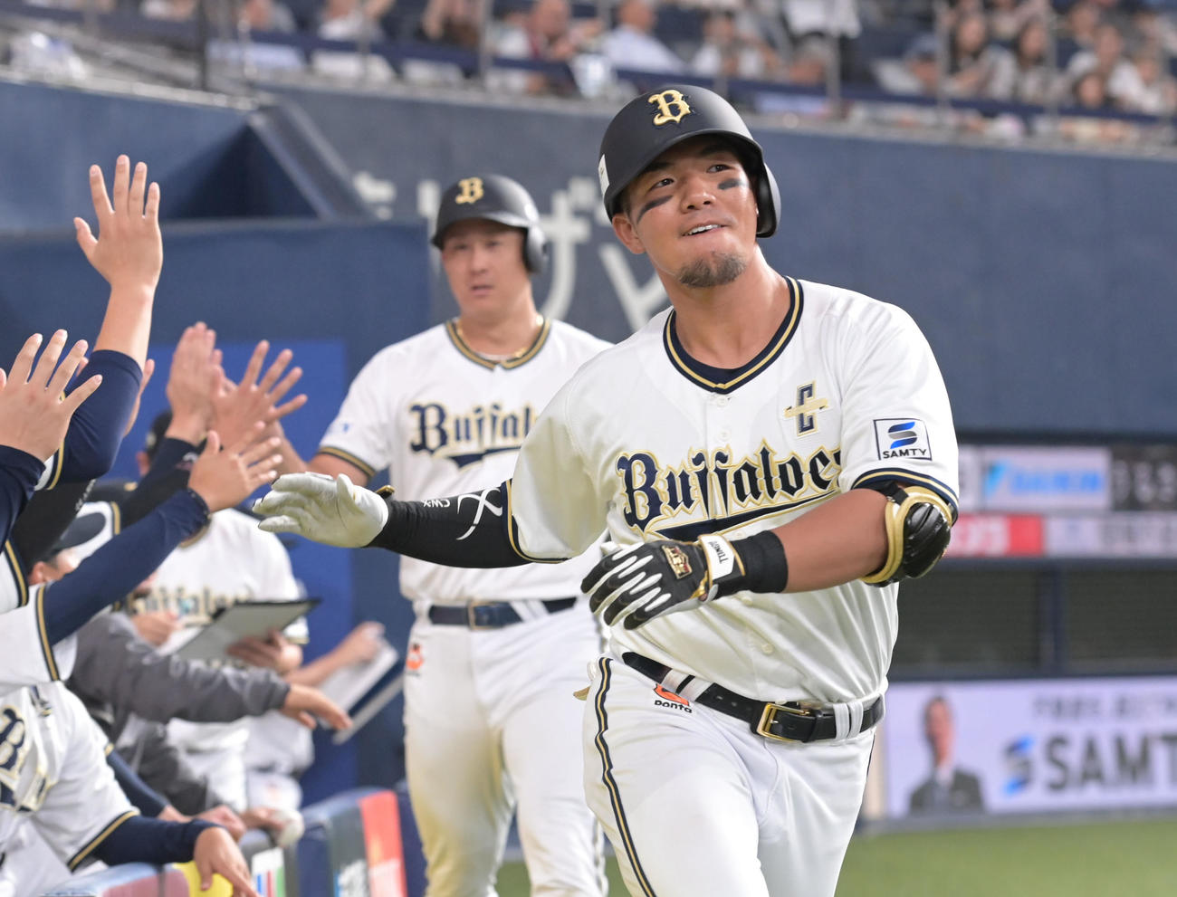 オリックス対楽天　5回裏オリックス無死一塁、左越え本塁打を放った頓宮は勢い良く「ホイサー」（撮影・和賀正仁）