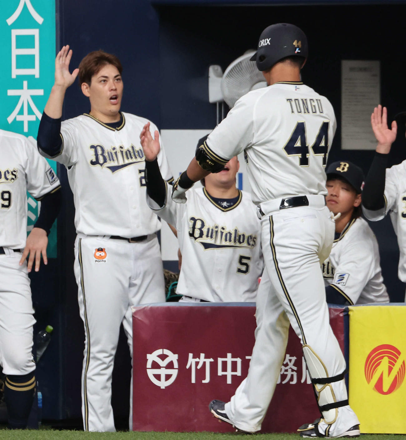 オリックス対楽天　5回裏オリックス無死一塁、本塁打を放った頓宮（右）を迎える九里（撮影・西尾就之）