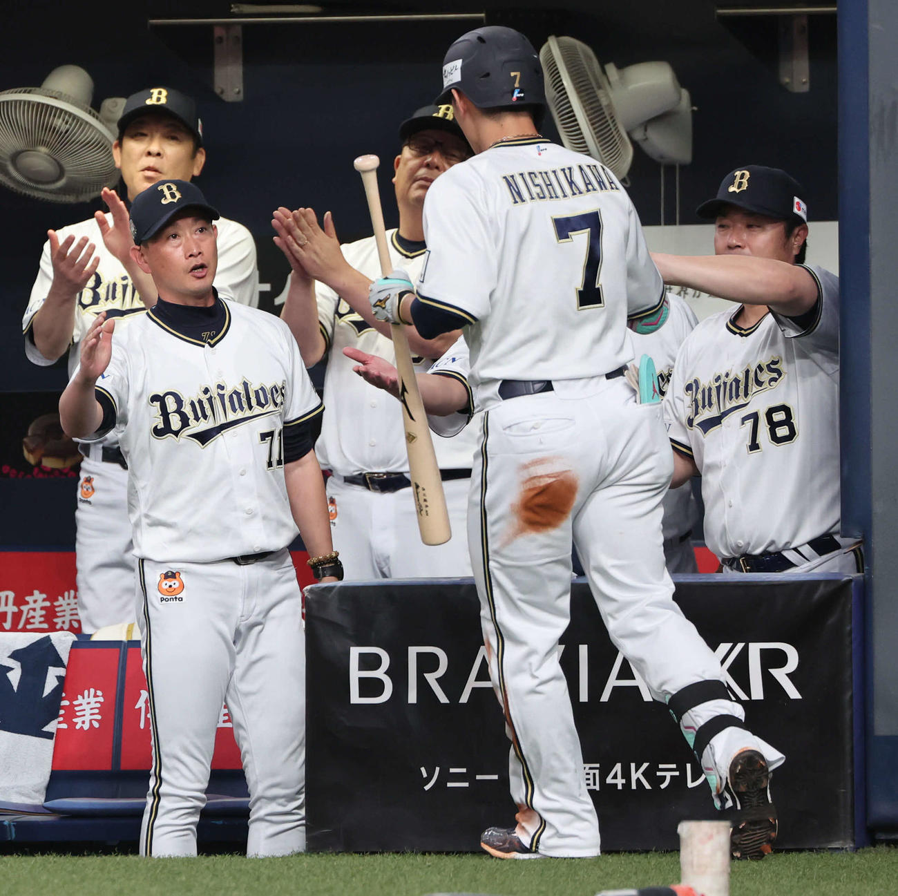 オリックス対楽天　7回裏オリックス2死二塁、適時三塁打の西川に代走を送った岸田監督（左）はベンチで迎える（撮影・西尾就之）