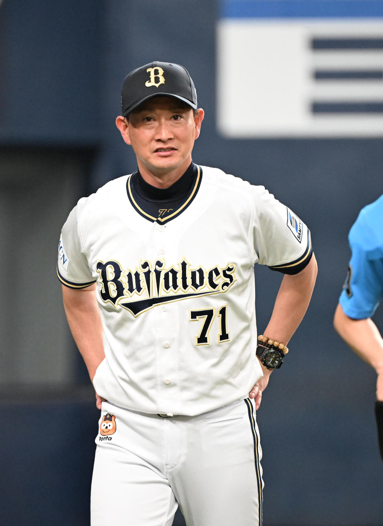 オリックス対楽天　8回を終え、選手の交代を告げるオリックス岸田監督（撮影・和賀正仁）