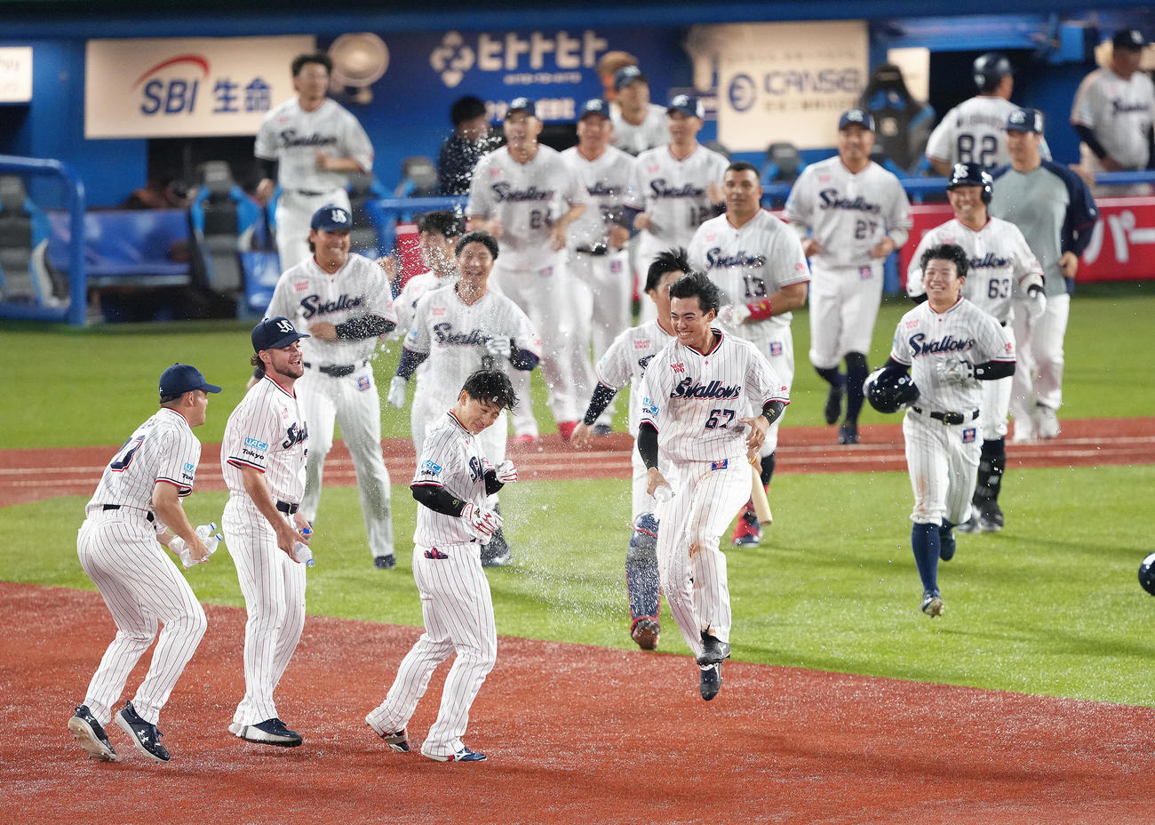 ヤクルト対阪神　9回裏ヤクルト2死二塁、内山（手前左から3人目）は相手後逸を誘いサヨナラ勝ち、手荒い祝福を受ける（撮影・足立雅史）