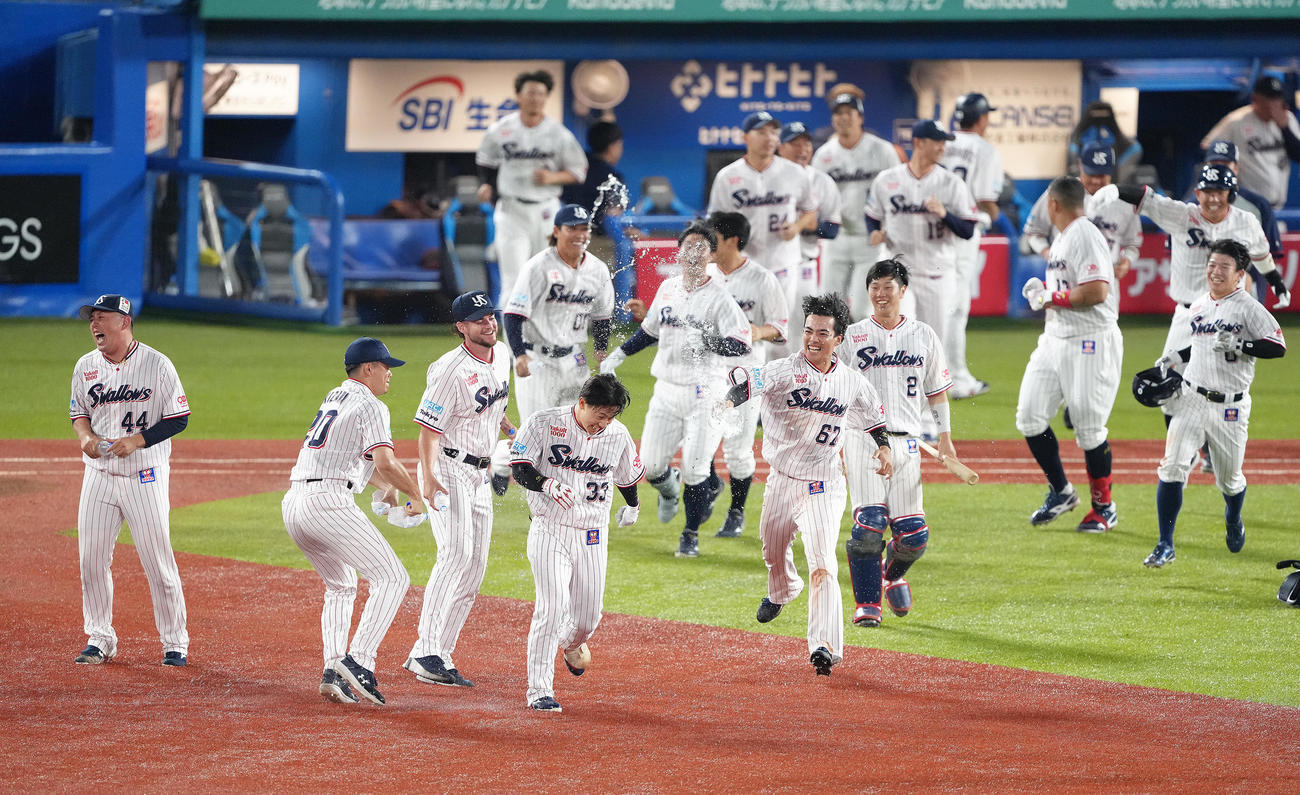 ヤクルト対阪神　9回裏ヤクルト2死二塁、内山（手前左から4人目）は相手後逸を誘いサヨナラ勝ち、手荒い祝福を受ける（撮影・足立雅史）