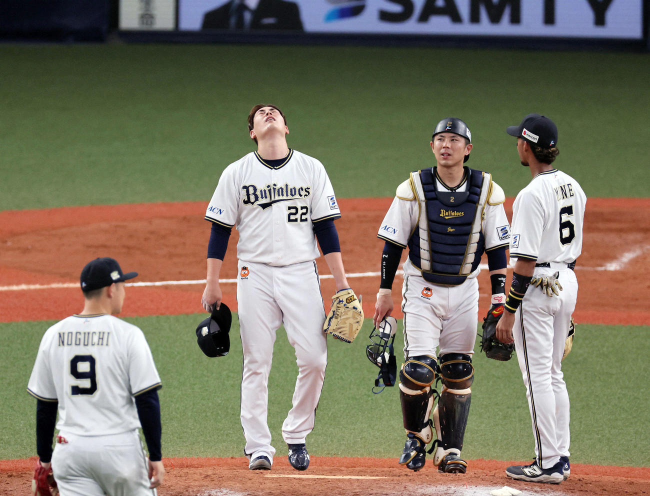 オリックス対楽天　9回表楽天1死満塁、九里は村林に左翼へ適時打を浴び、完封勝利を逃して天を仰ぐ（撮影・宮崎幸一）