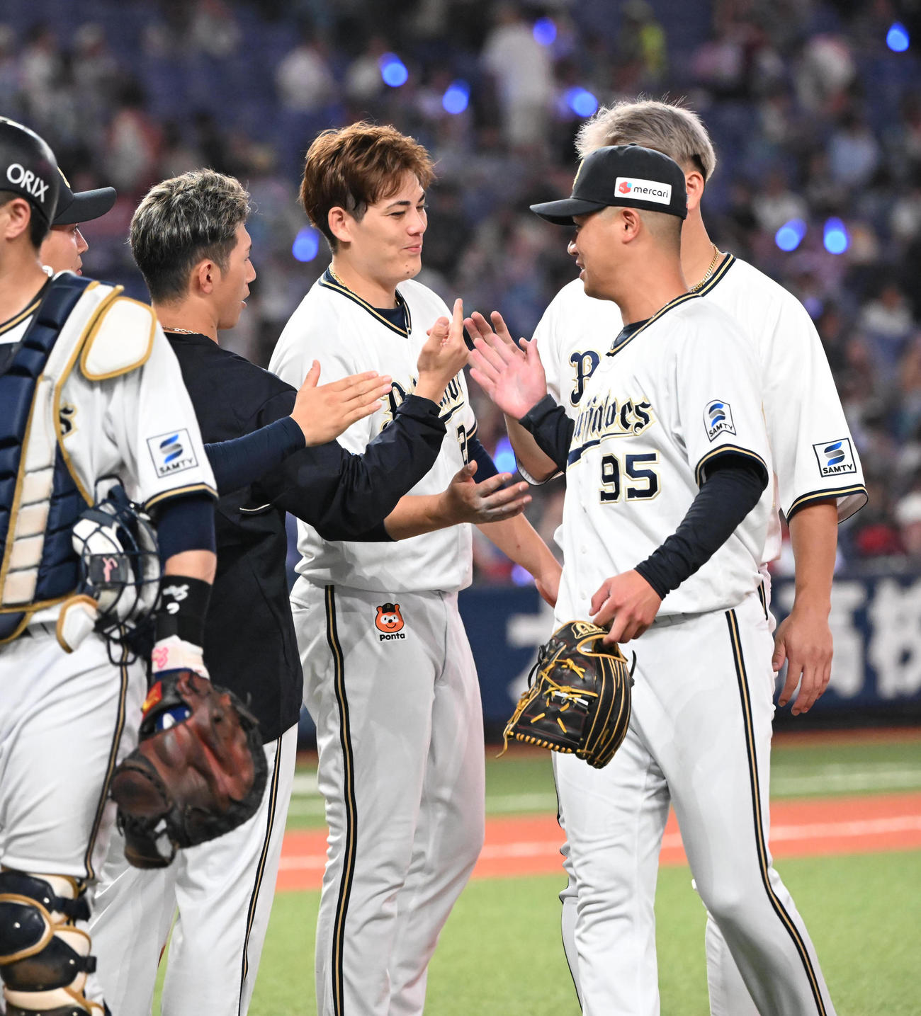 オリックス対楽天　楽天に勝利し、最後を締めた才木（右）とタッチする九里（撮影・和賀正仁）