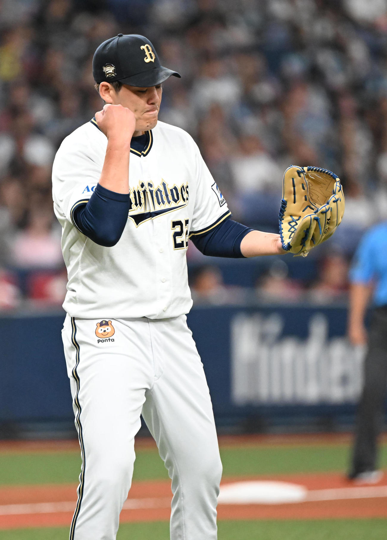 オリックス対楽天　3回表楽天2死満塁、浅村を右飛に打ち取りグラブをたたく九里（撮影・和賀正仁）