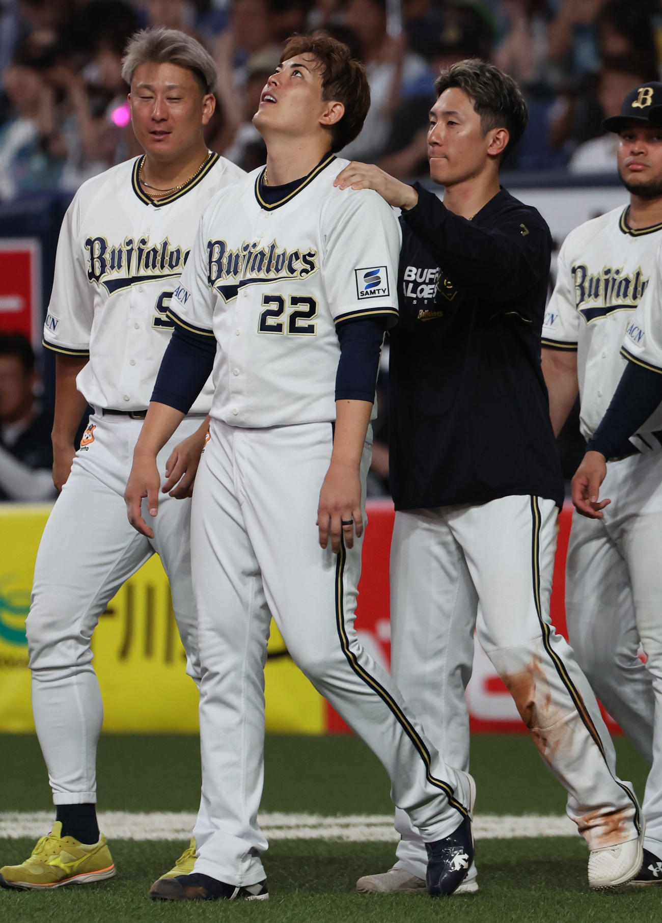 オリックス対楽天　完封を逃したものの、6勝目を挙げたオリックス先発の九里（左から2人目）は西川に肩をもまれながらナインの出迎えに向かう。左は杉本（撮影・西尾就之）