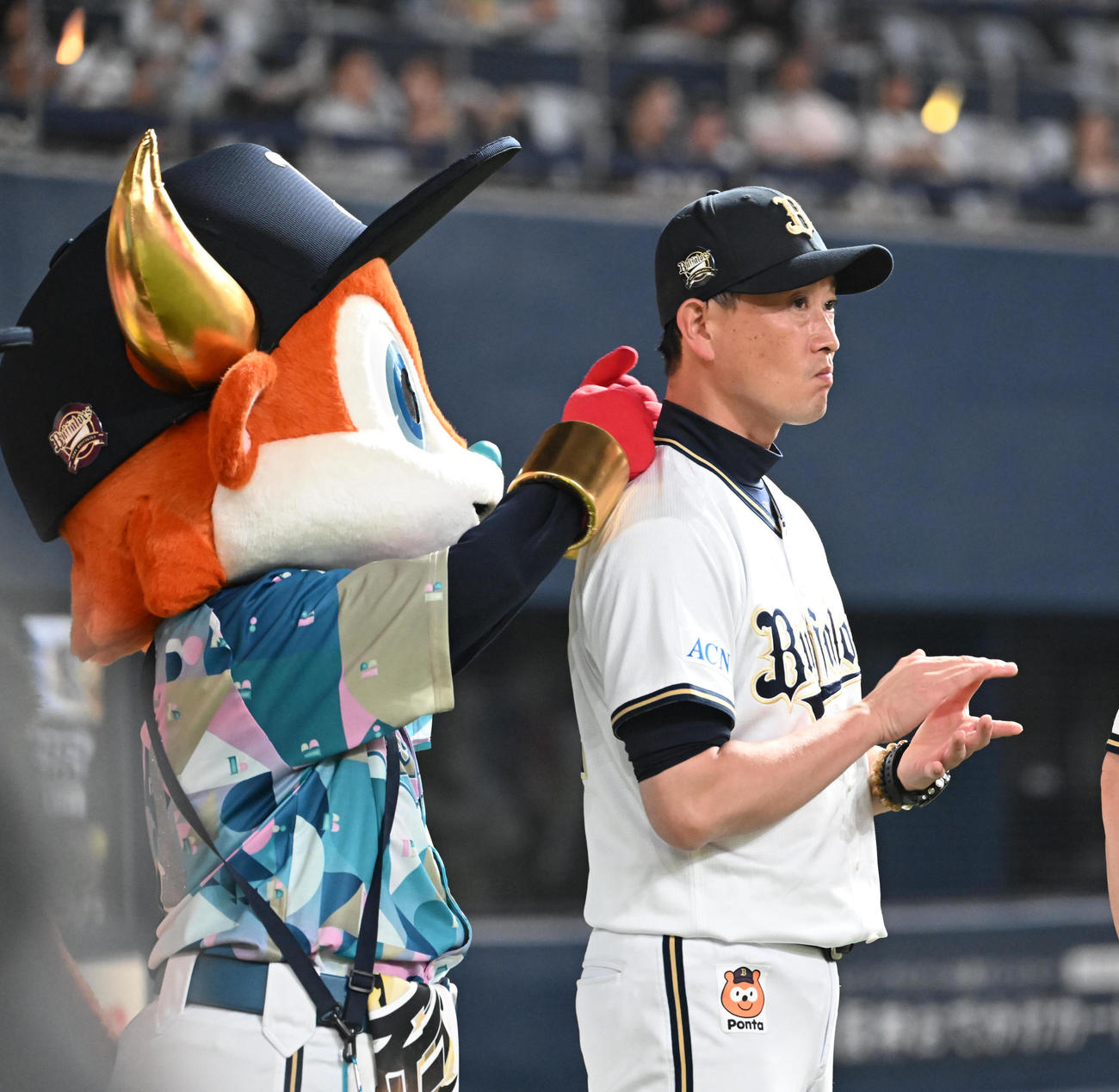 オリックス対楽天　楽天に勝利しバファローブルから肩をもまれるオリックス岸田監督（撮影・和賀正仁）