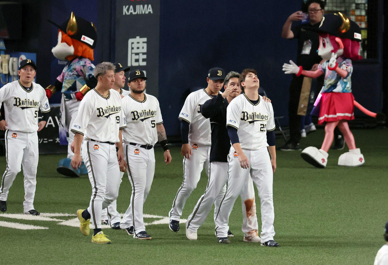 オリックス対楽天　チーム快勝も自身の完封は失われやや落胆しながらナインを迎え出る九里（右）（撮影・宮崎幸一）