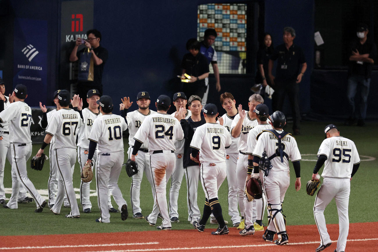 オリックス対楽天　チーム快勝も自身の完封は失われやや落胆しながらナインを迎え出る九里（右から5人目）（撮影・宮崎幸一）