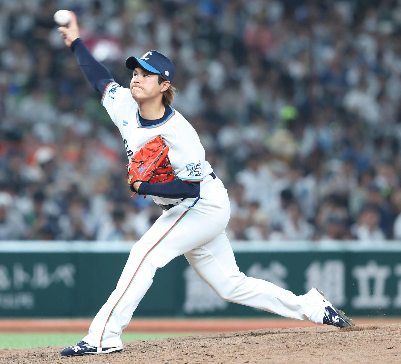 西武対日本ハム　8回表、5番手で登板する甲斐野（撮影・河田真司）