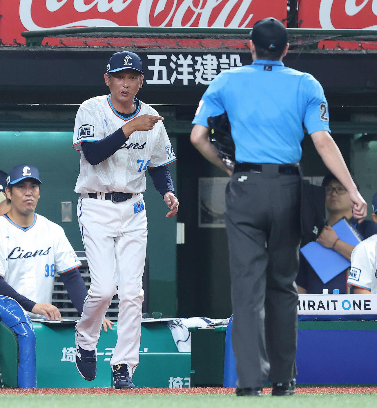 西武対日本ハム　4回表日本ハム2死一、二塁、投手交代を告げる西口監督（撮影・河田真司）