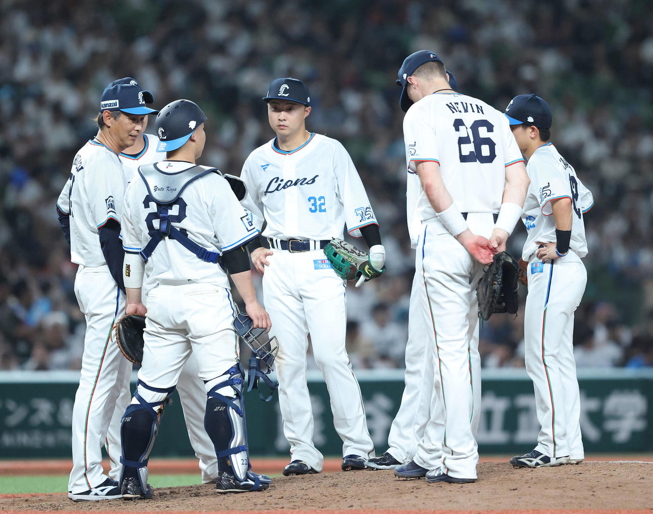 西武対日本ハム　8回表日本ハム2死一、三塁、マウンドに向かいナインと言葉を交わす西口監督（左）（撮影・河田真司）