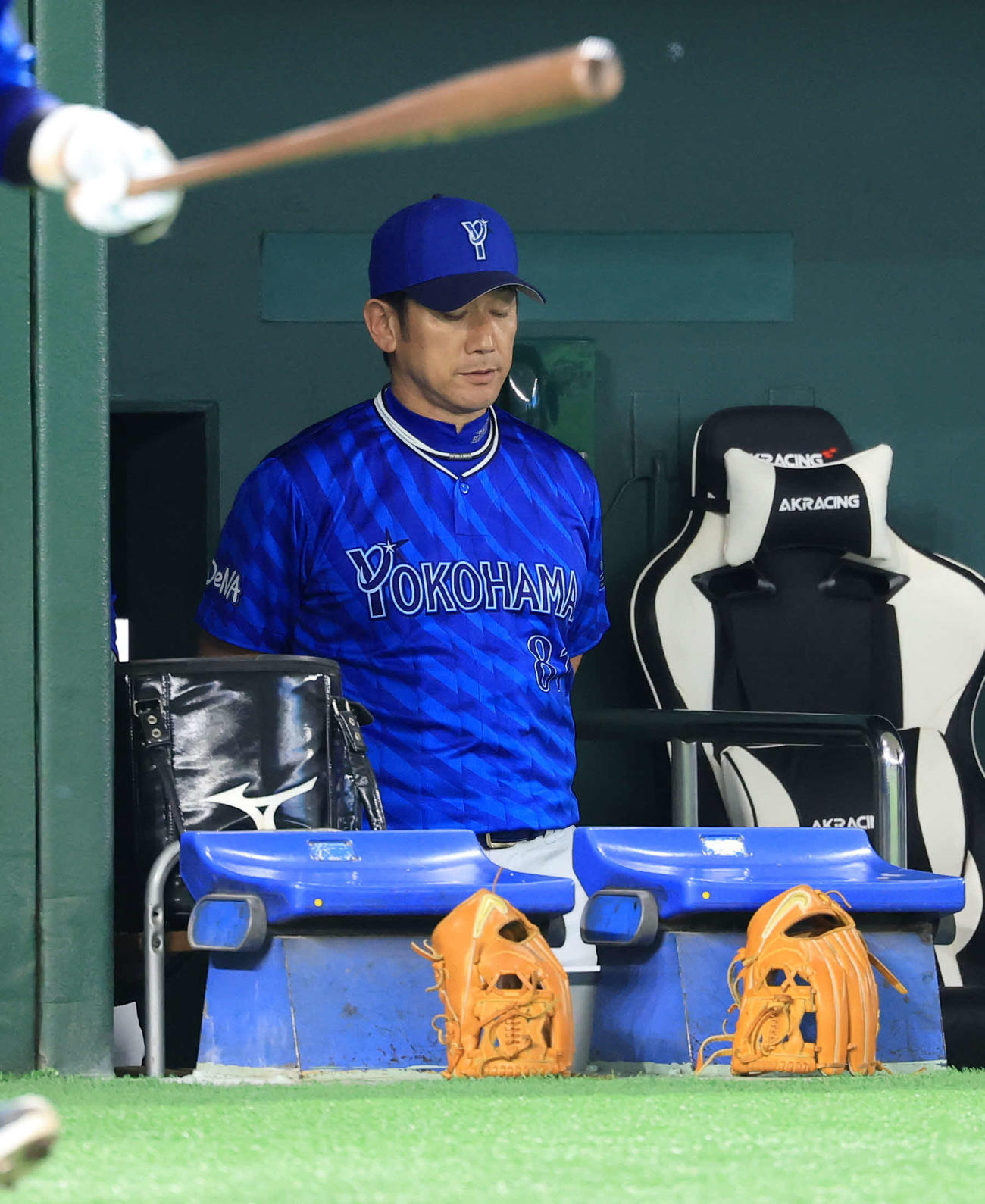 巨人対DeNA　試合中、目を閉じるDeNA三浦監督（撮影・浅見桂子）