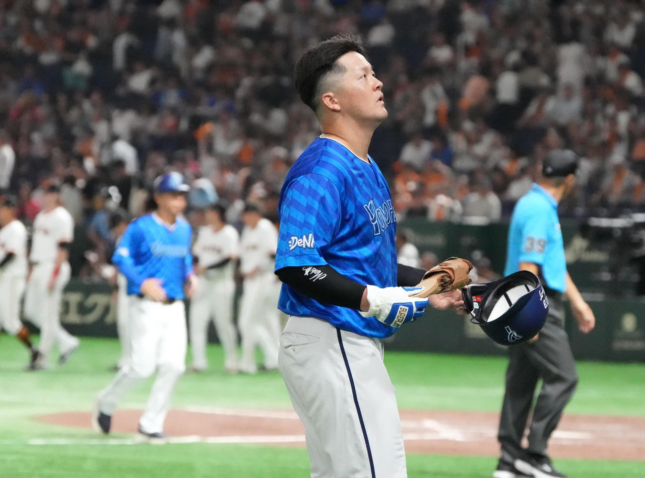 巨人対DeNA　完封負けを喫したDeNA牧は悔しそうな表情でベンチへ引き揚げる（撮影・小沢裕）