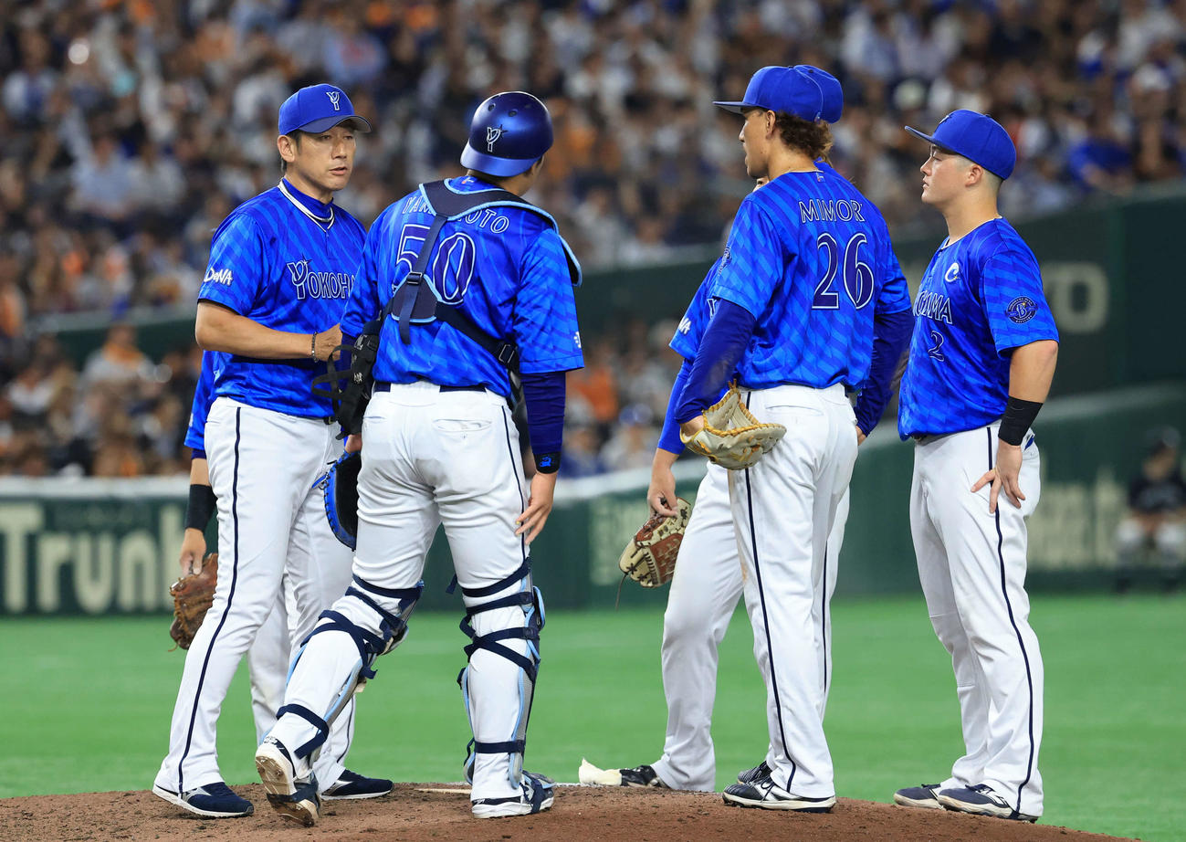 巨人対DeNA 8回裏巨人1死一、二塁、マウンドで投手交代を告げ選手に声をかける三浦監督（左）（撮影・浅見桂子）
