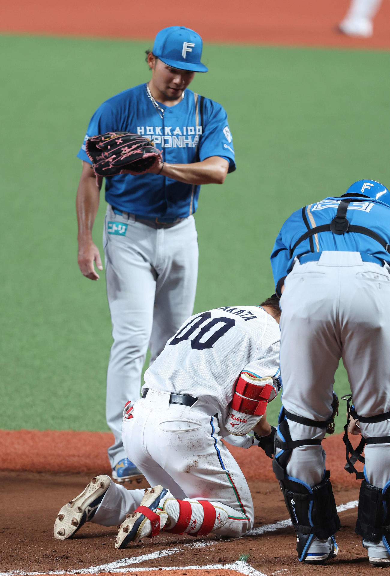西武対日本ハム　2回裏西武1死一、三塁、仲田に死球を与え、打席に向かう伊藤（撮影・河田真司）