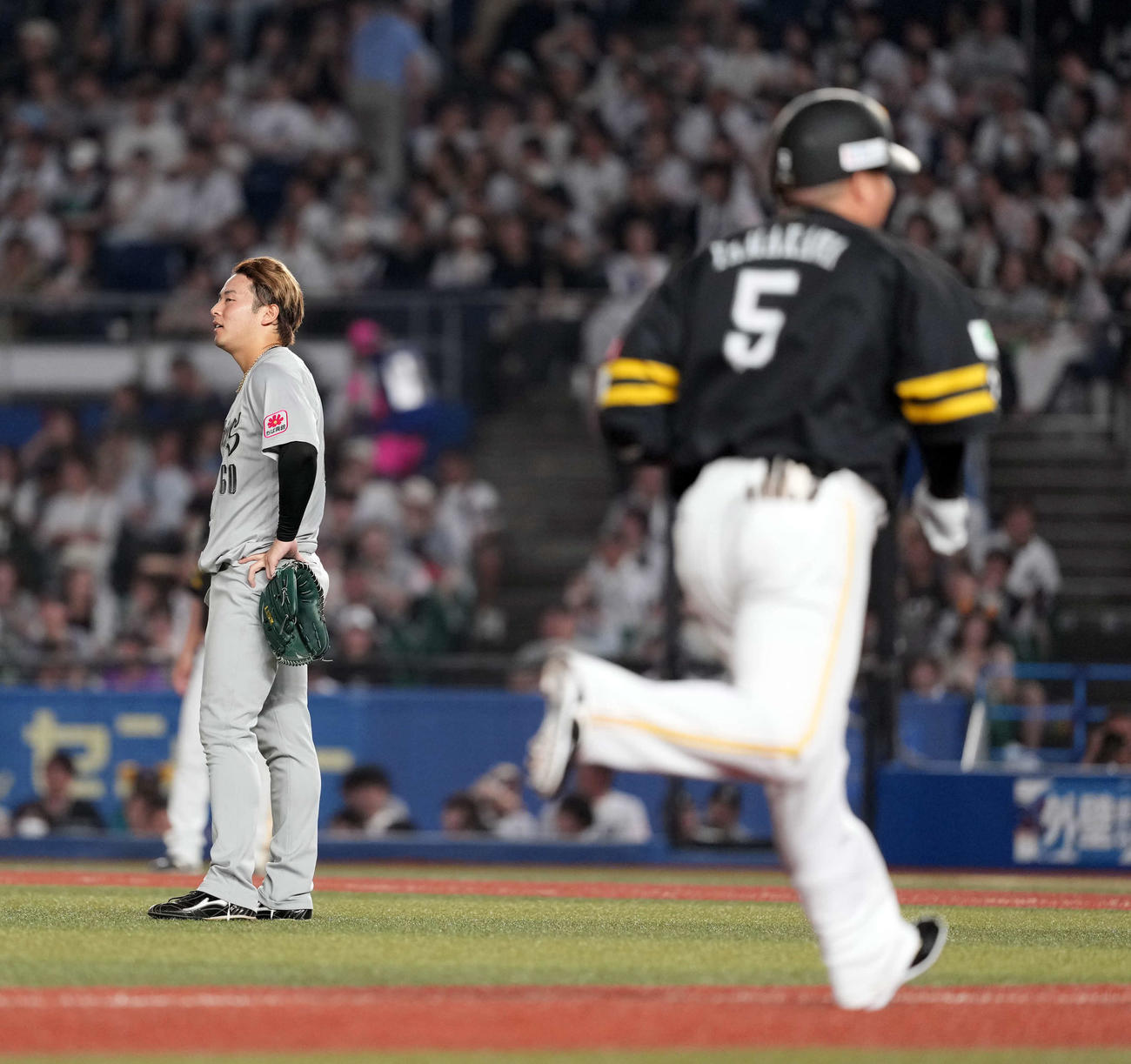 ロッテ対ソフトバンク　8回表ソフトバンク2死満塁、山川穂高に満塁本塁打を浴びる横山（撮影・たえ見朱実）