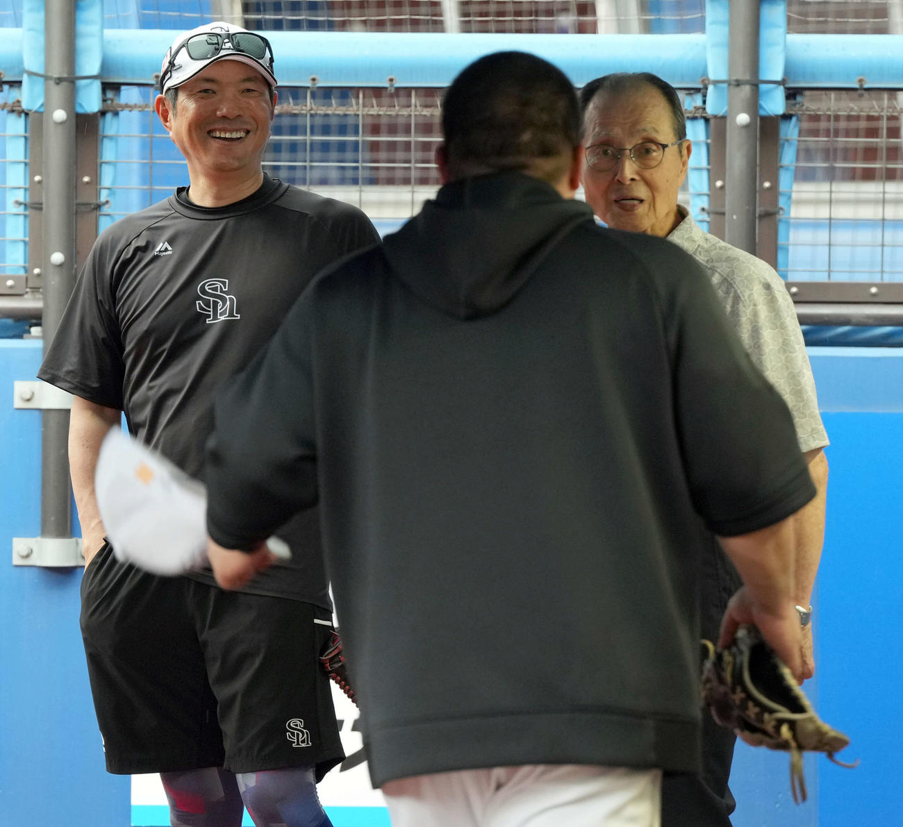 視察に訪れたソフトバンク王会長（右）は山川の丸刈り姿にびっくりした表情を見せる。左は小久保監督（撮影・たえ見朱実）