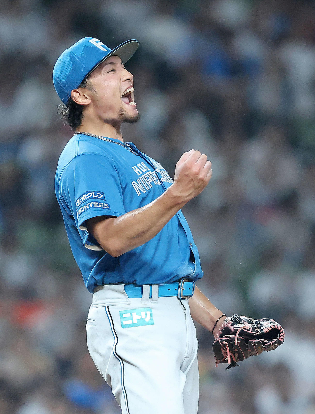 西武対日本ハム　8回裏西武2死一、二塁、代打中村剛を見逃し三振に抑え雄たけびを上げる伊藤（撮影・河田真司）