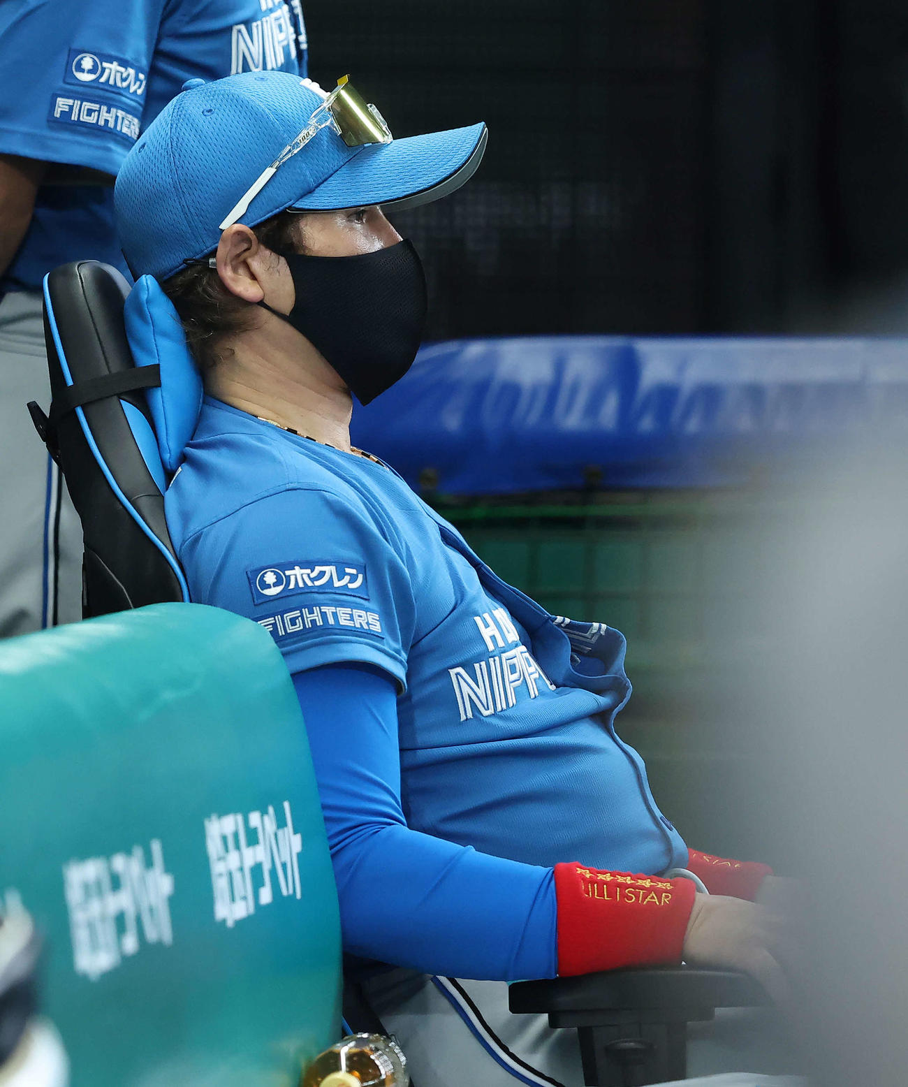 西武対日本ハム　6回裏、戦況を見守る新庄監督（撮影・河田真司）