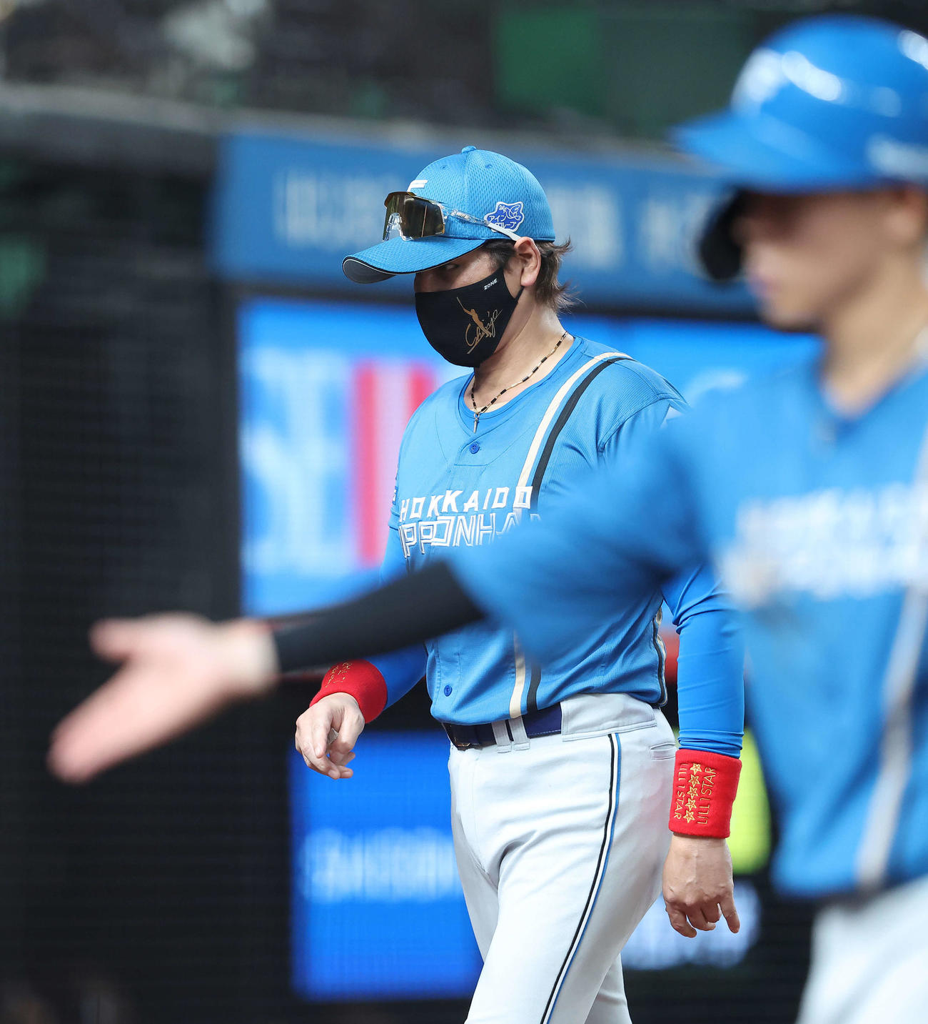 西武対日本ハム　7回表を終え、選手交代を告げる新庄監督（撮影・河田真司）