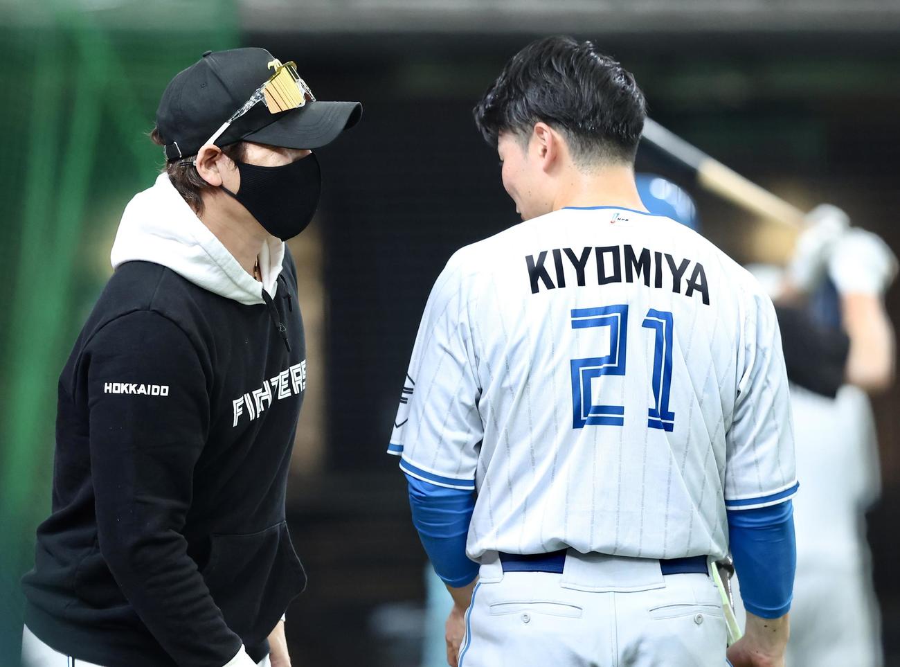 西武対日本ハム　試合前、清宮幸（右）と言葉を交わす日本ハム新庄監督（撮影・河田真司）