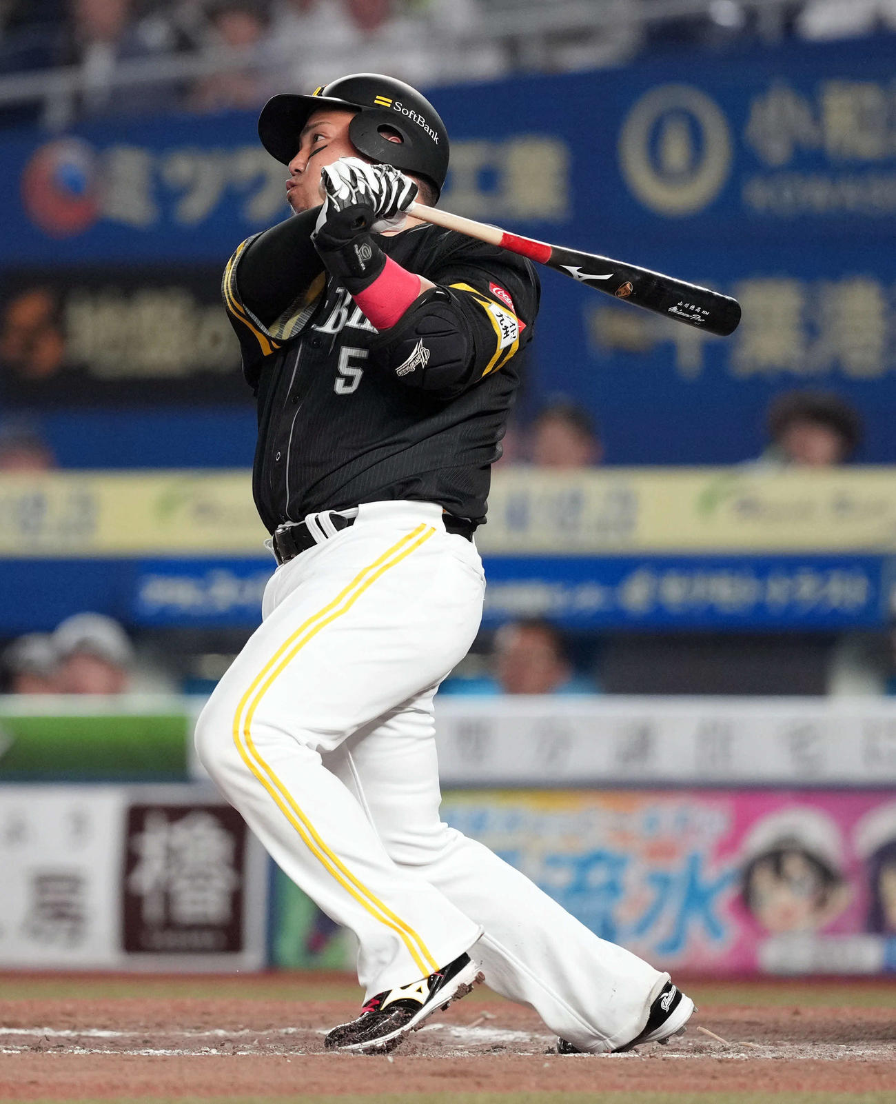 ロッテ対ソフトバンク　8回表ソフトバンク2死満塁、満塁本塁打を放つ山川（撮影・たえ見朱実）