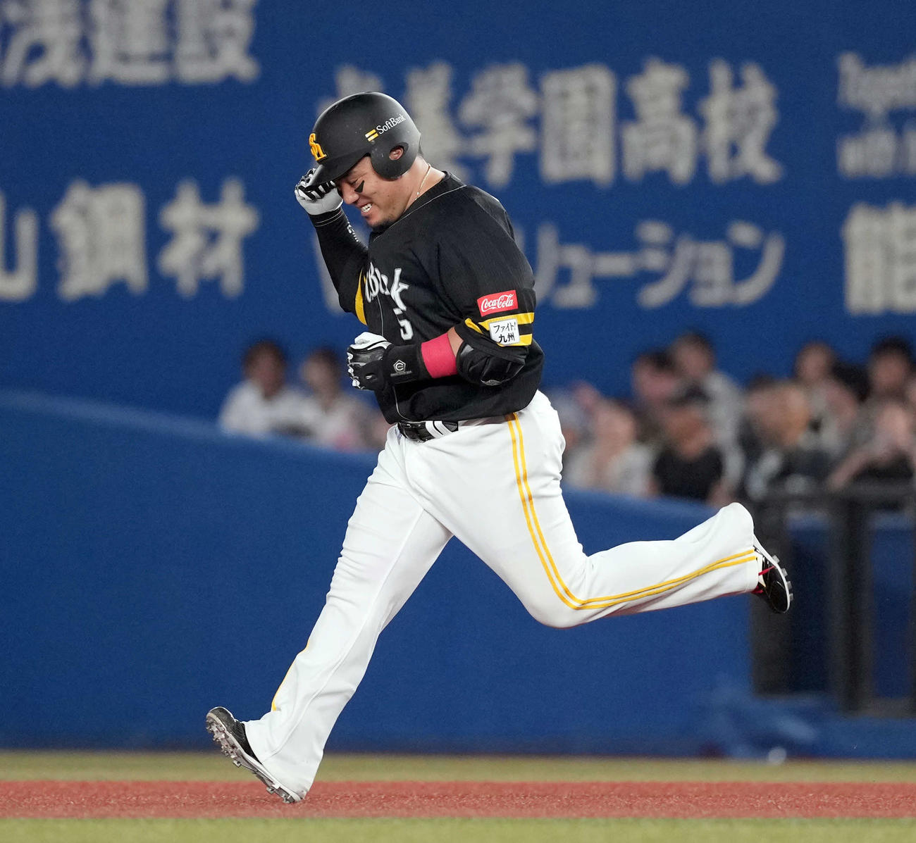 ロッテ対ソフトバンク　8回表ソフトバンク2死満塁、満塁本塁打を放ちガッツポーズを決める山川（撮影・たえ見朱実）