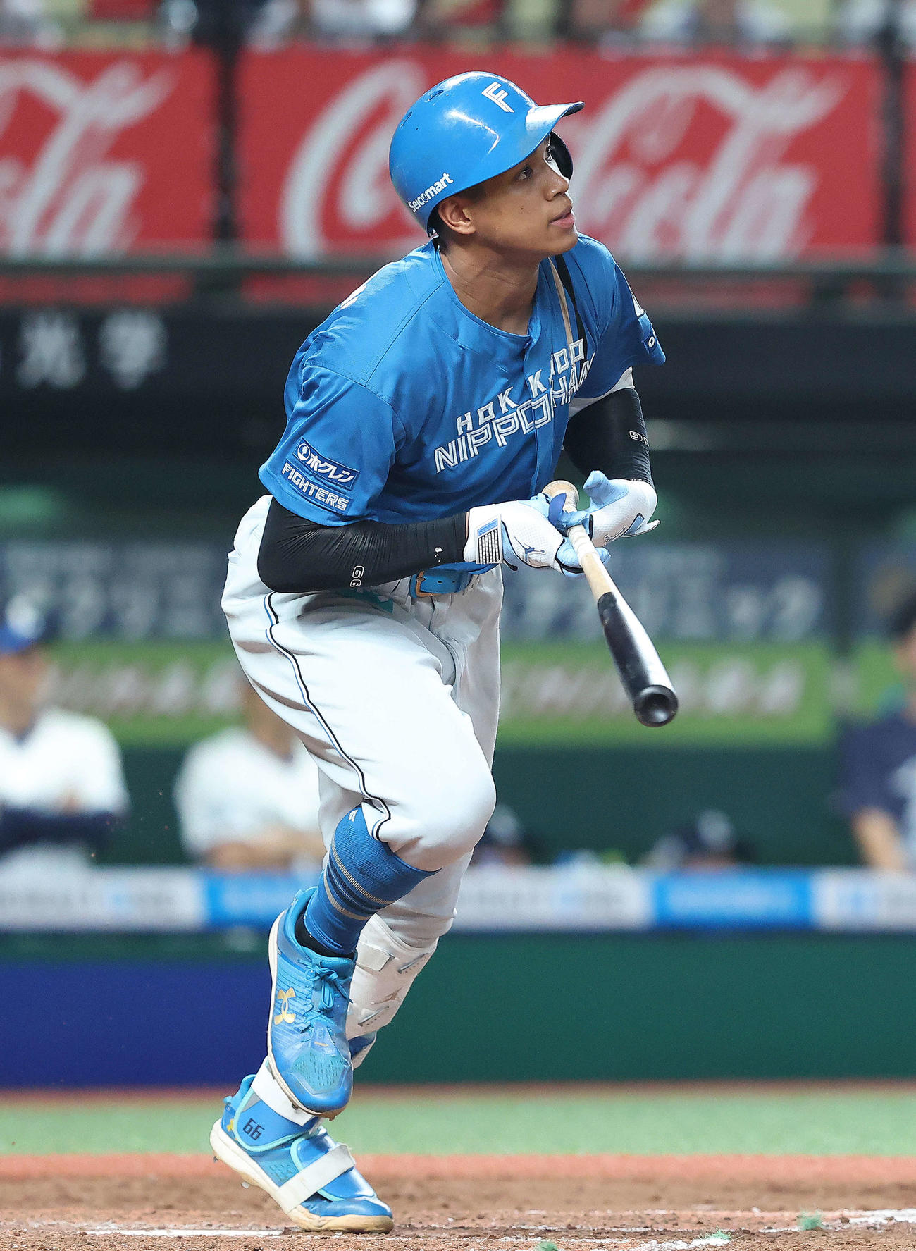 西武対日本ハム　8回表日本ハム1死満塁、右翼線に2点適時二塁打を放つ万波（撮影・河田真司）