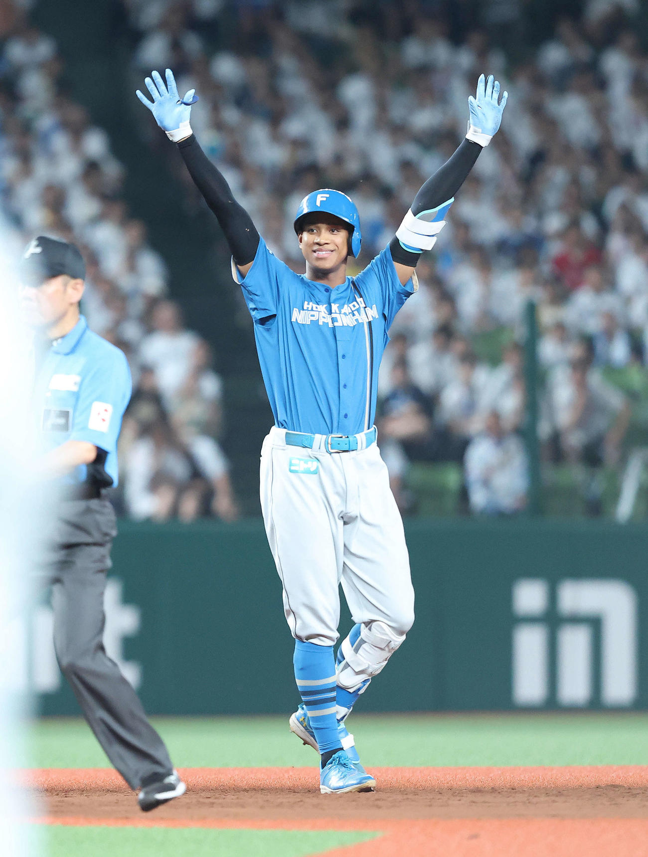 西武対日本ハム　8回表日本ハム1死満塁、右翼線に2点適時二塁打を放ち両手を広げる万波（撮影・河田真司）