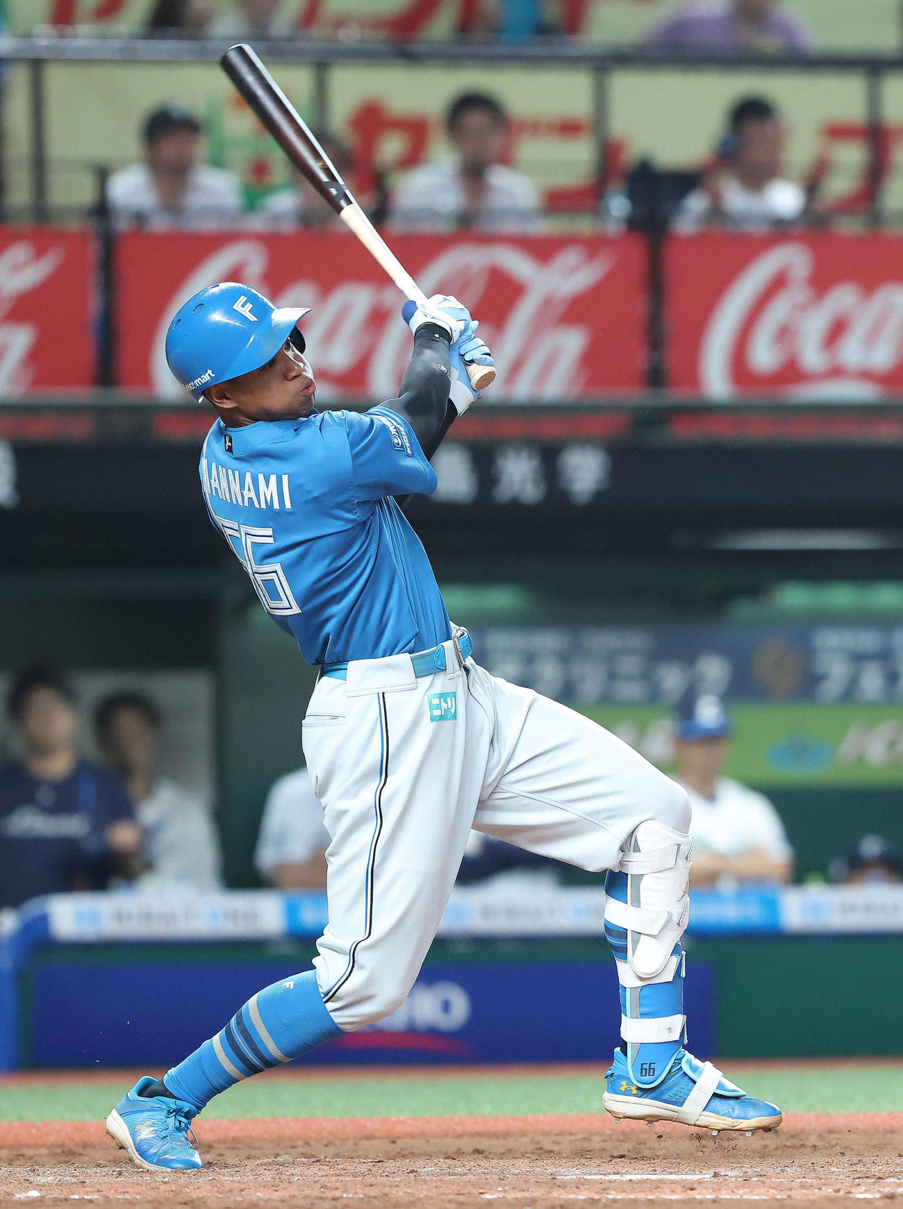 西武対日本ハム　8回表日本ハム1死満塁、右翼線に2点適時二塁打を放つ万波（撮影・河田真司）