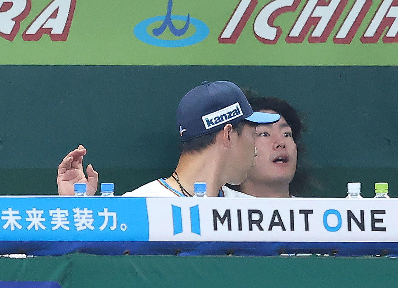 西武対日本ハム　4回表日本ハム2死一、二塁、打者万波の時、マウンドから下がりベンチに座り込む今井（撮影・河田真司）