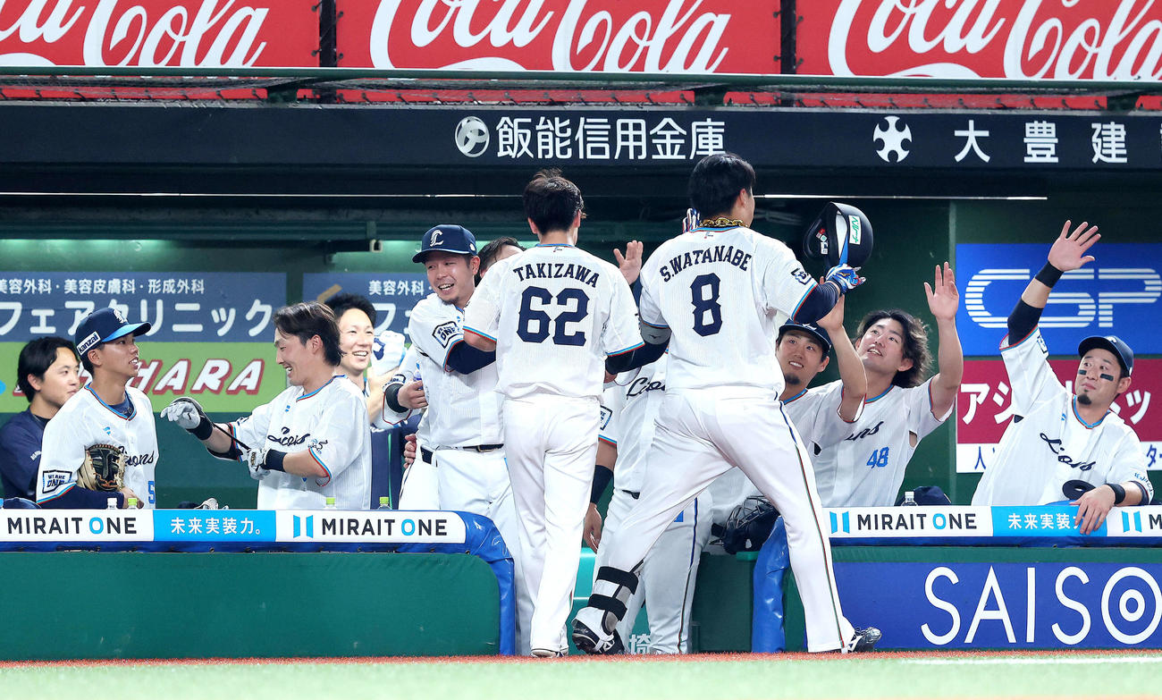 西武対日本ハム　3回裏西武1死、左越えソロ本塁打で生還し、チームメートに迎えられる渡部聖（撮影・河田真司）