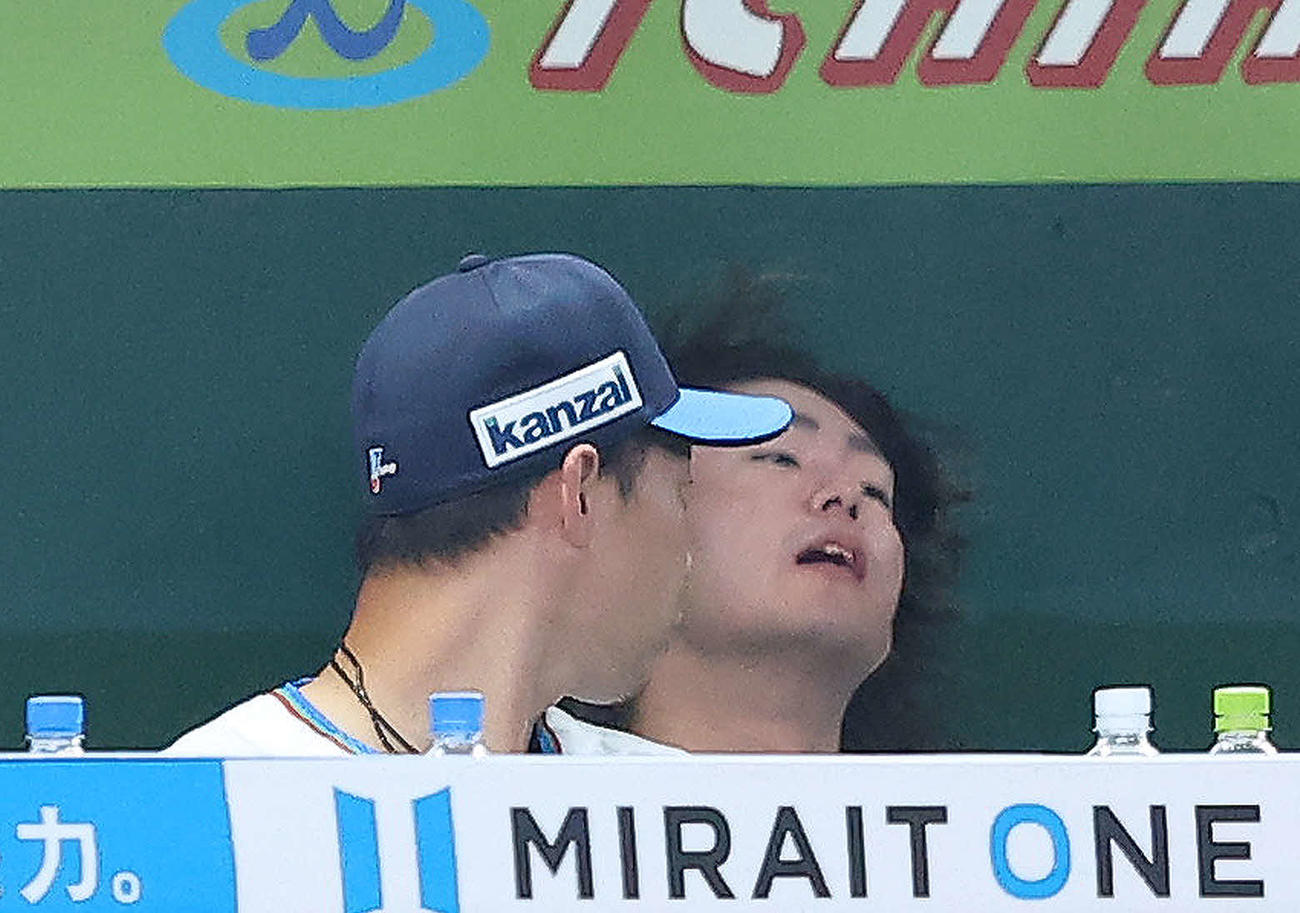 西武対日本ハム　4回表日本ハム2死一、二塁、打者万波の時、マウンドから下がりベンチに座り込む今井（撮影・河田真司）