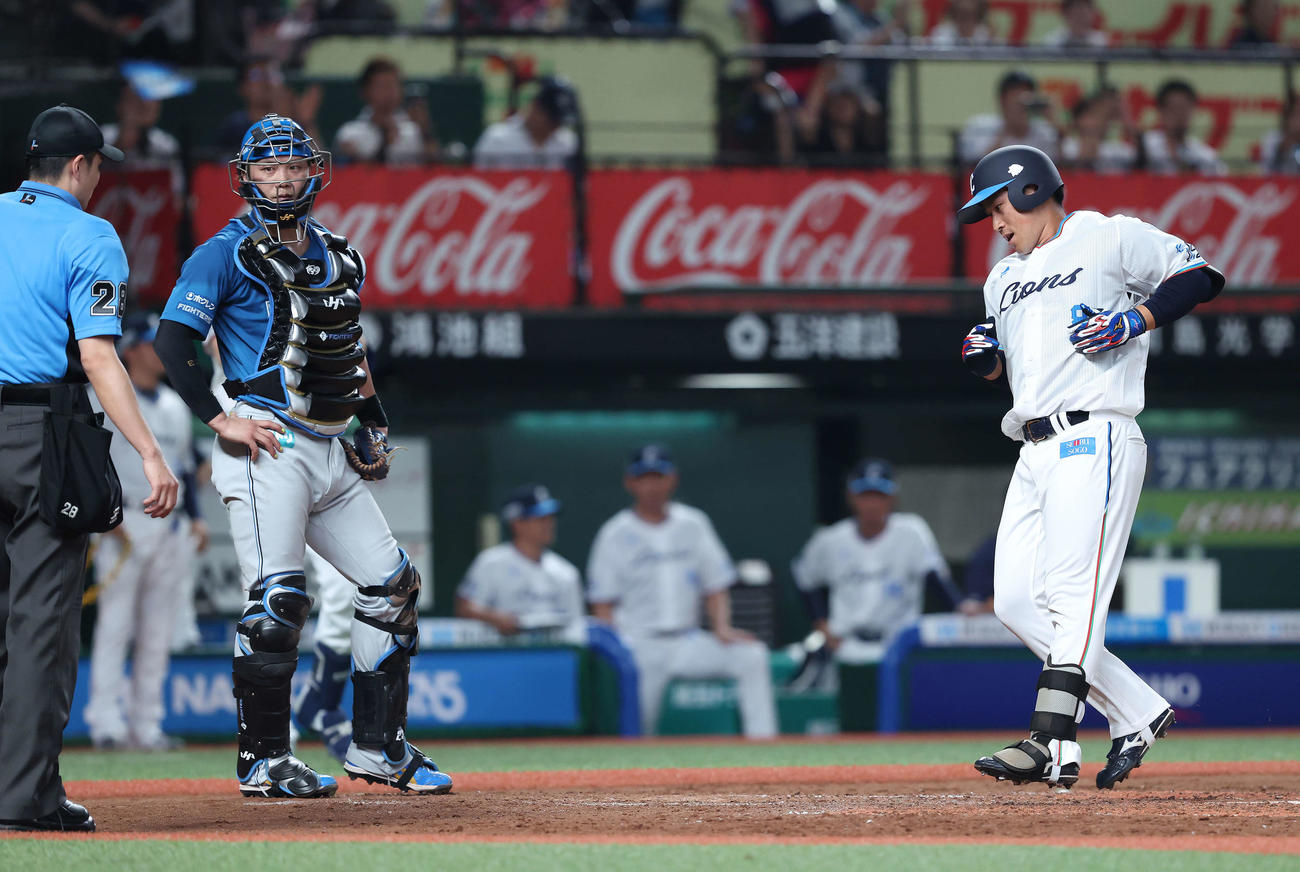 西武対日本ハム　3回裏西武1死、左越えソロ本塁打を放ち生還する渡部聖（撮影・河田真司）