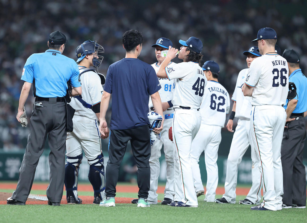 西武対日本ハム　4回表日本ハム2死一、二塁、打者万波の時、マウンドから降り水分補給する今井（中央）（撮影・河田真司）