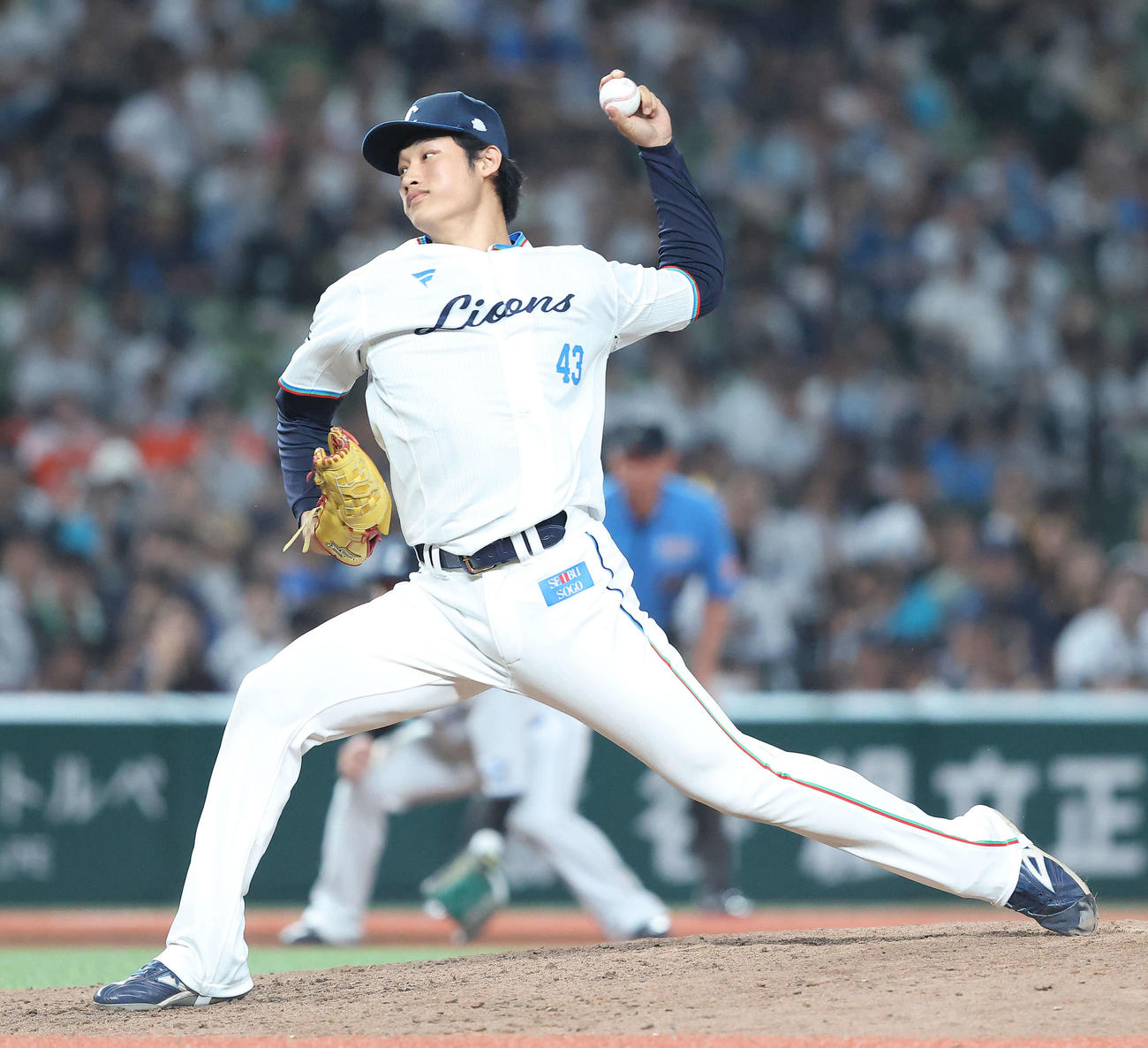 西武対日本ハム　8回表日本ハム2死一、三塁、6番手で登板する羽田（撮影・河田真司）