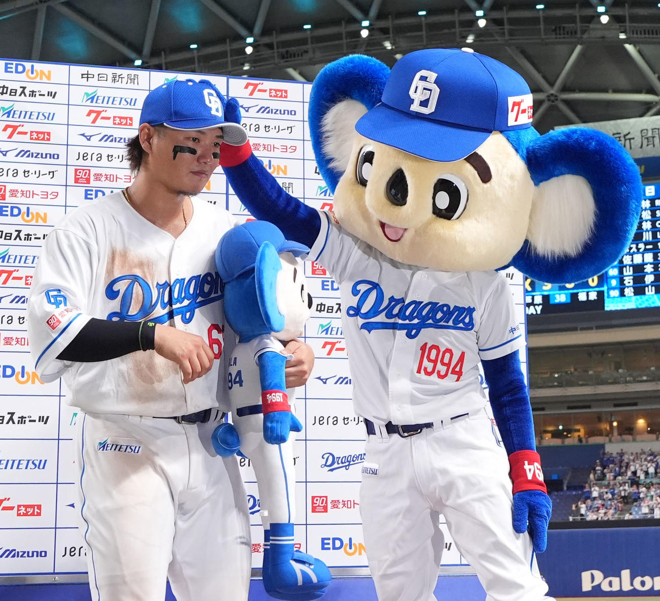 中日対広島　佐藤（左）はヒーローインタビューを終えドアラの祝福を受ける（撮影・森本幸一）