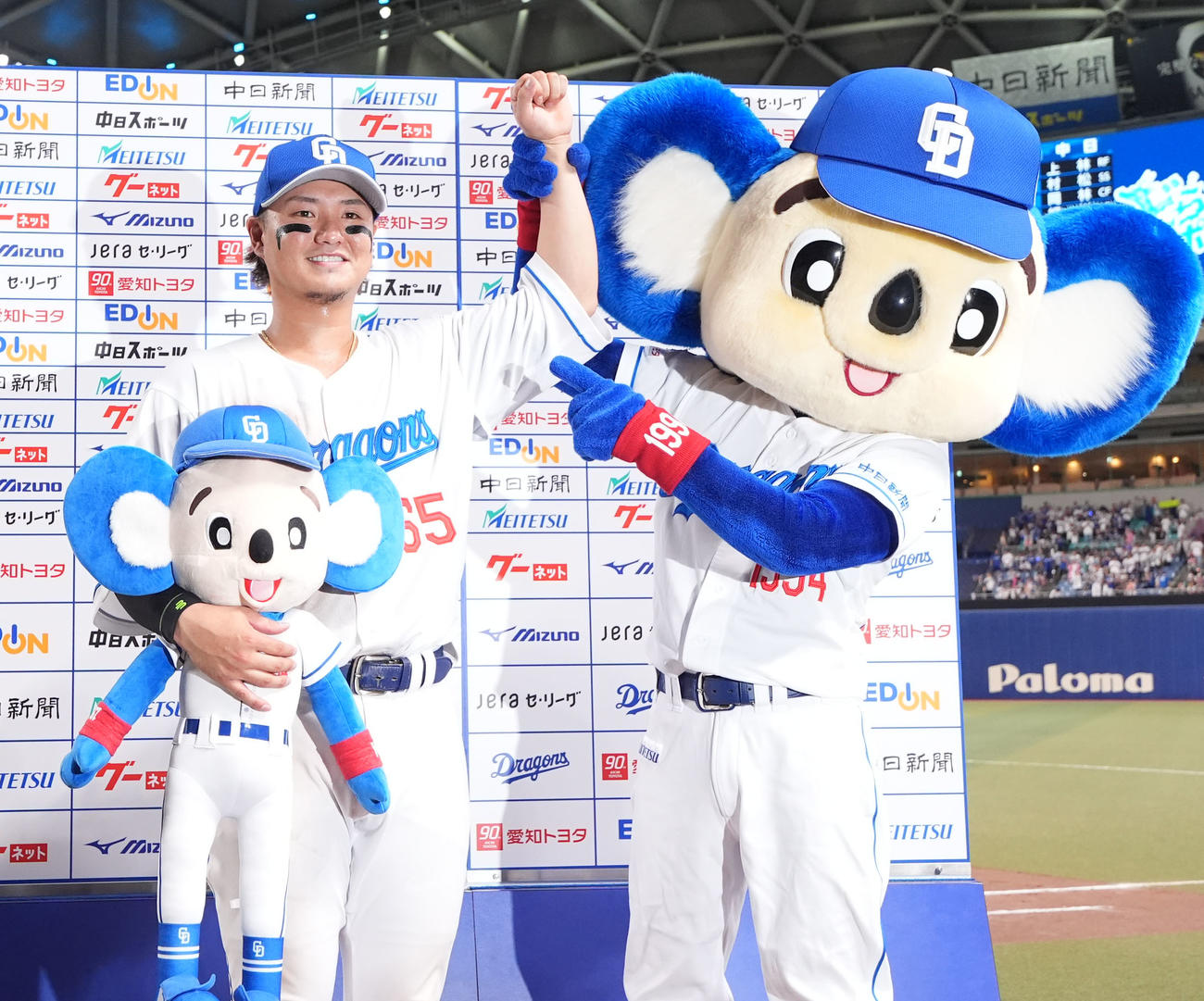 中日対広島　佐藤（左）はヒーローインタビューを終えドアラの祝福を受ける（撮影・森本幸一）