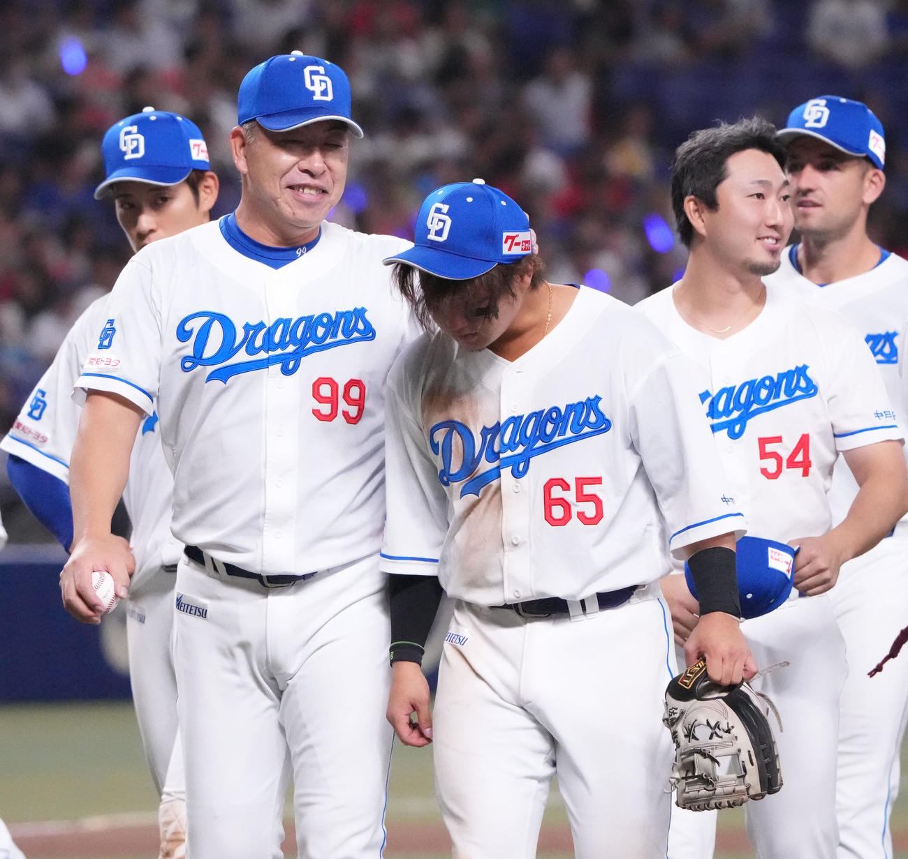 中日対広島　試合終了、佐藤（中央）に言葉をかける井上監督（撮影・森本幸一）
