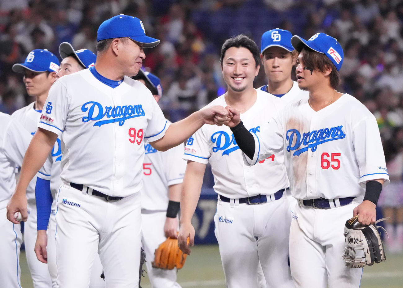 中日対広島　試合終了、佐藤（右）は井上監督とタッチを交わす（撮影・森本幸一）